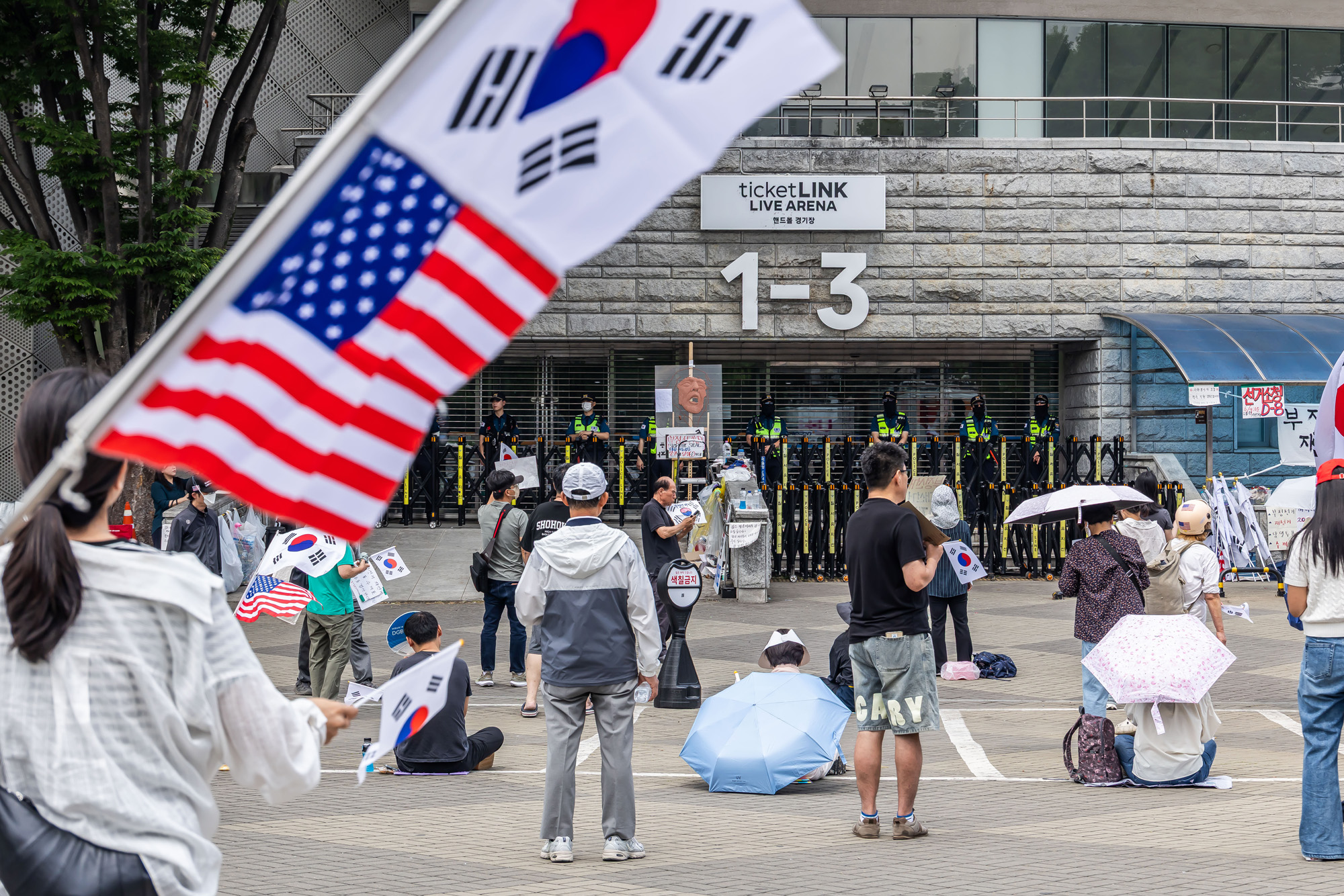 사회;집회;시위;6.3지방선거투표용지부족사태;재선거요구;부정선거주장;잠실개표소봉쇄시위;잠실개표소봉쇄극우;극우집회;태극기집회;올림픽공원투표소봉쇄