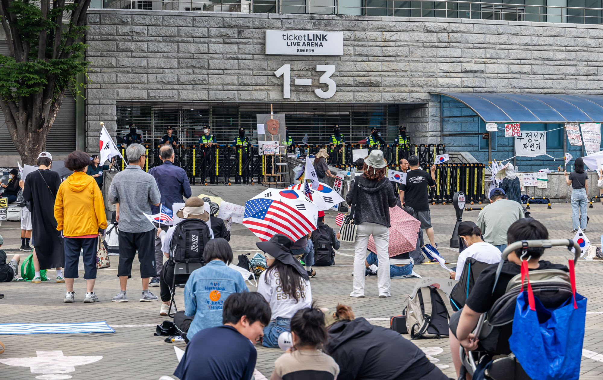 사회;집회;시위;6.3지방선거투표용지부족사태;재선거요구;부정선거주장;잠실개표소봉쇄시위;잠실개표소봉쇄극우;극우집회;태극기집회;올림픽공원투표소봉쇄