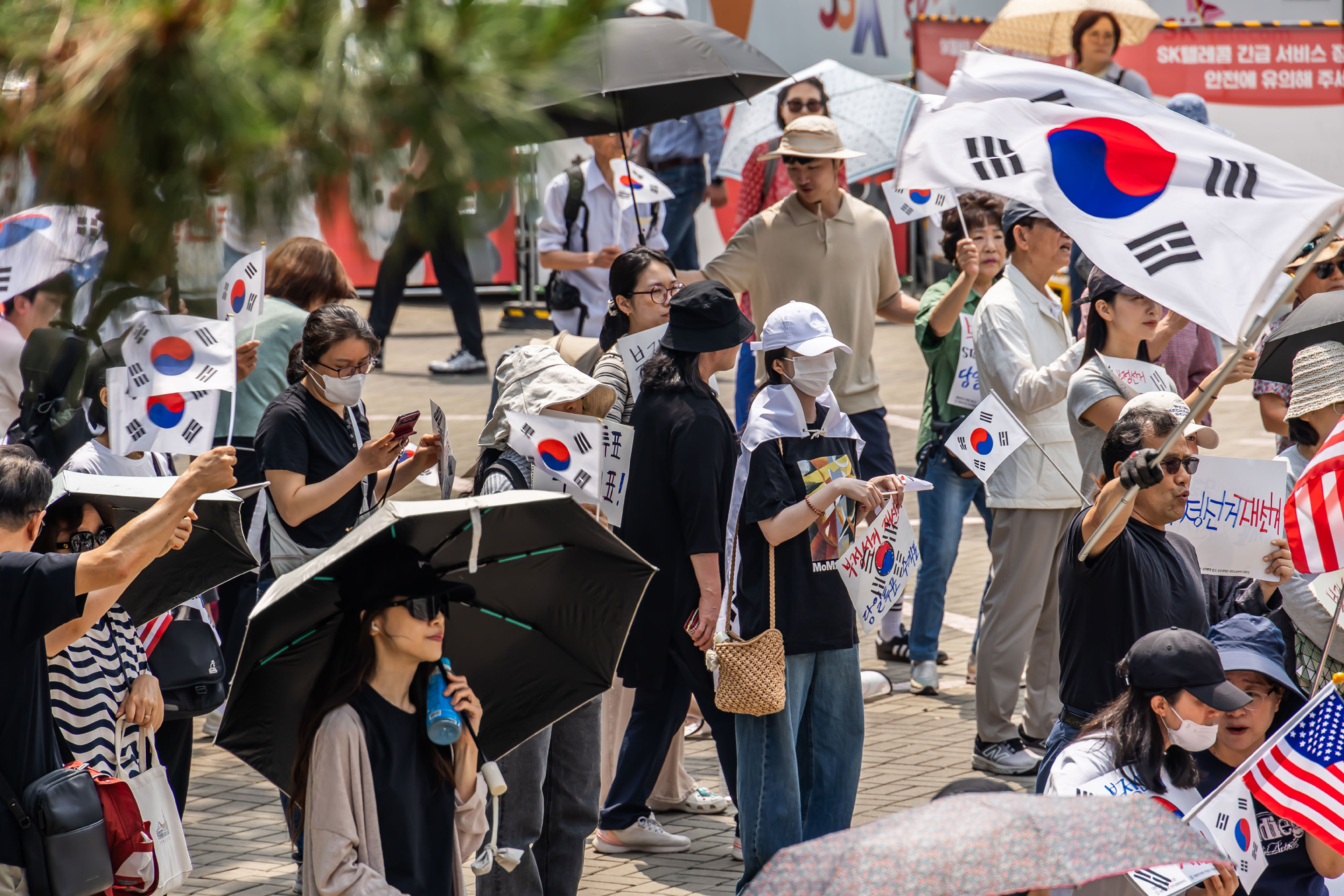 사회;집회;시위;6.3지방선거투표용지부족사태;재선거요구;부정선거주장;잠실개표소봉쇄시위;잠실개표소봉쇄극우;극우집회;태극기집회;올림픽공원투표소봉쇄