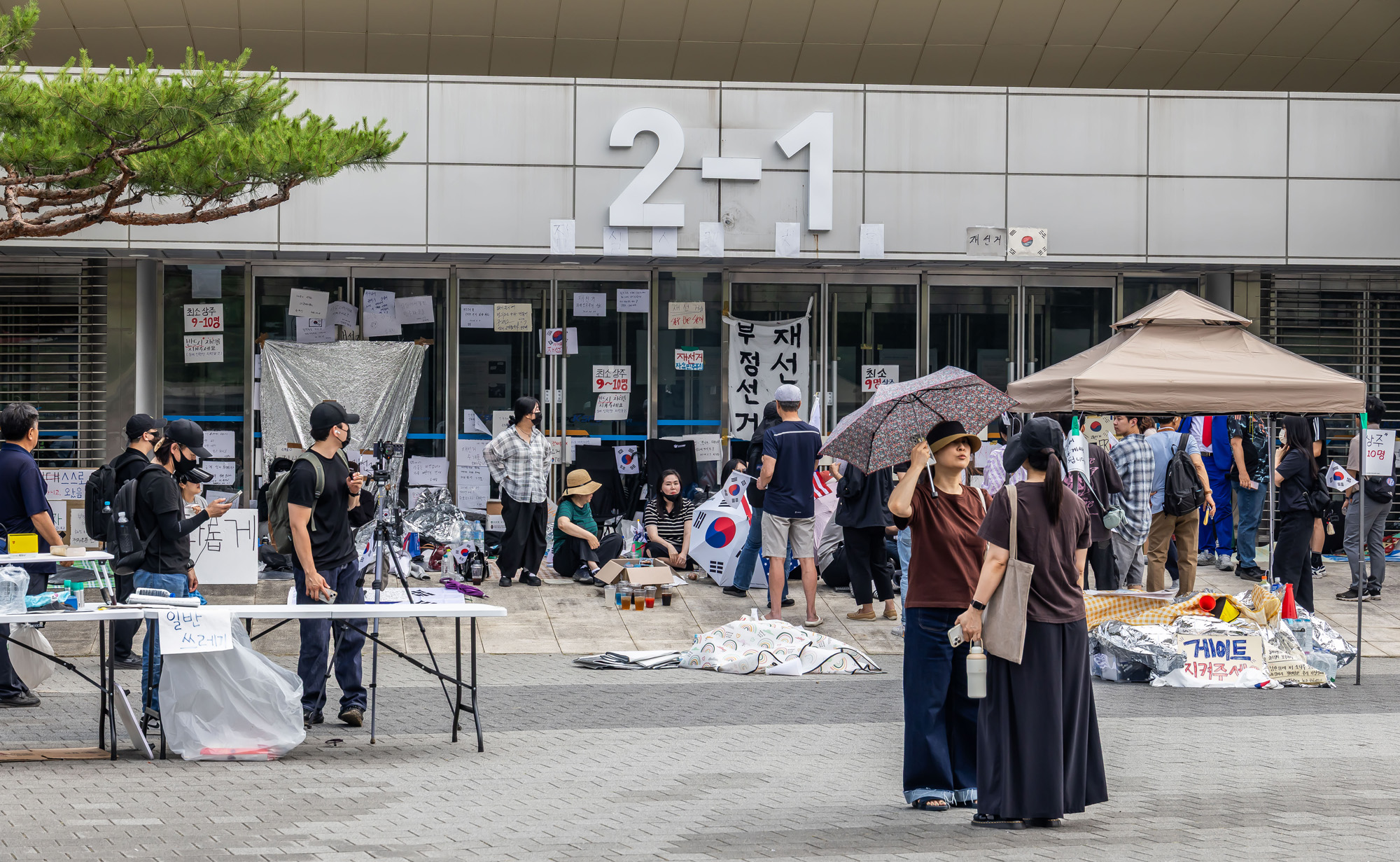 사회;집회;시위;6.3지방선거투표용지부족사태;재선거요구;부정선거주장;잠실개표소봉쇄시위;잠실개표소봉쇄극우;극우집회;태극기집회;올림픽공원투표소봉쇄