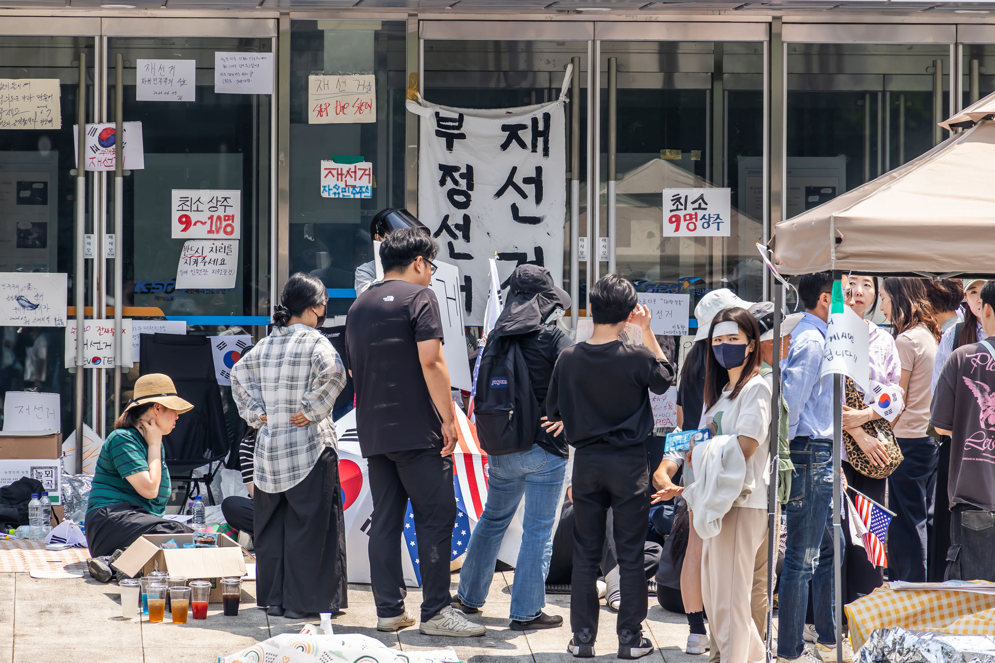 사회;집회;시위;6.3지방선거투표용지부족사태;재선거요구;부정선거주장;잠실개표소봉쇄시위;잠실개표소봉쇄극우;극우집회;태극기집회;올림픽공원투표소봉쇄