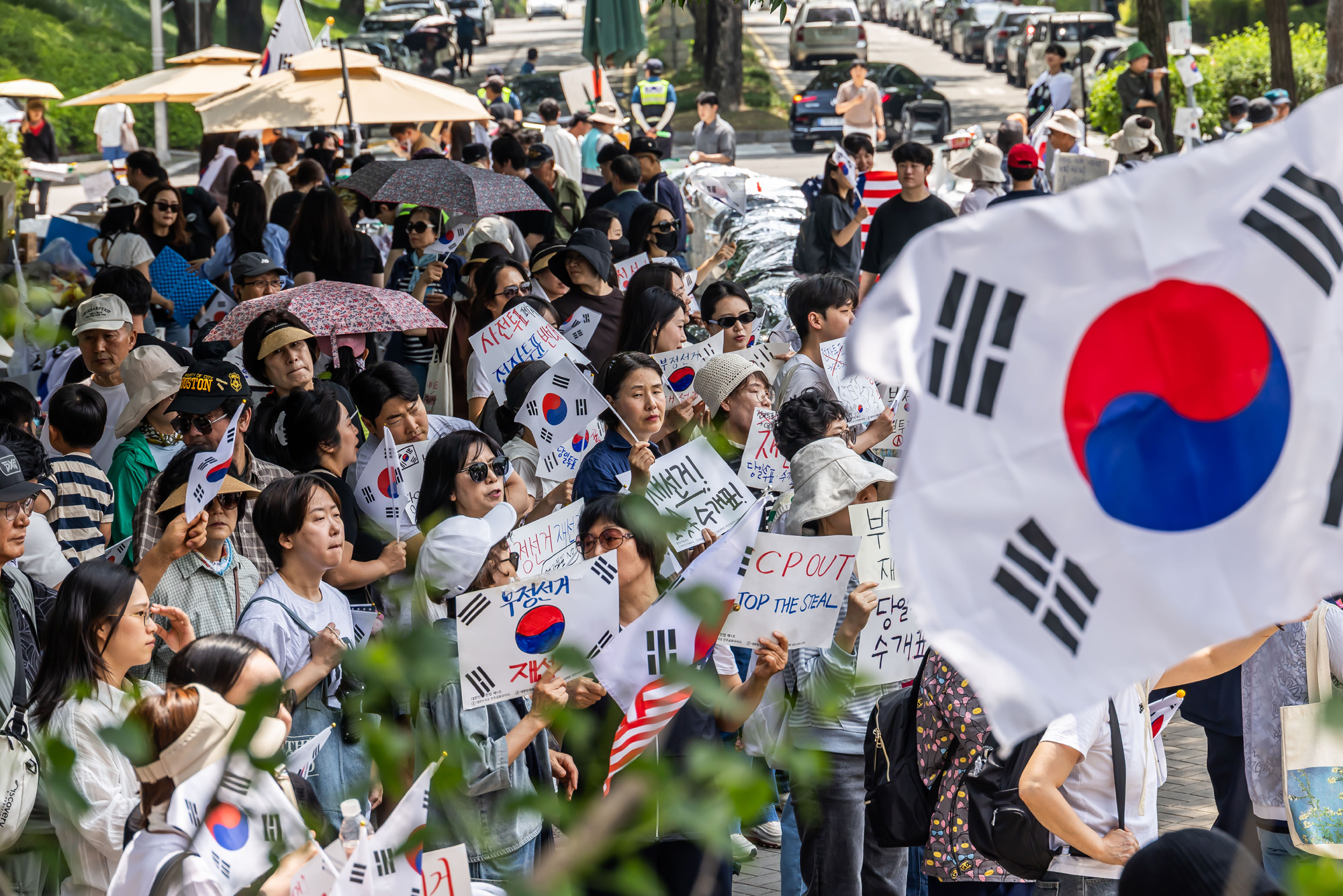 사회;집회;시위;6.3지방선거투표용지부족사태;재선거요구;부정선거주장;잠실개표소봉쇄시위;잠실개표소봉쇄극우;극우집회;태극기집회;올림픽공원투표소봉쇄