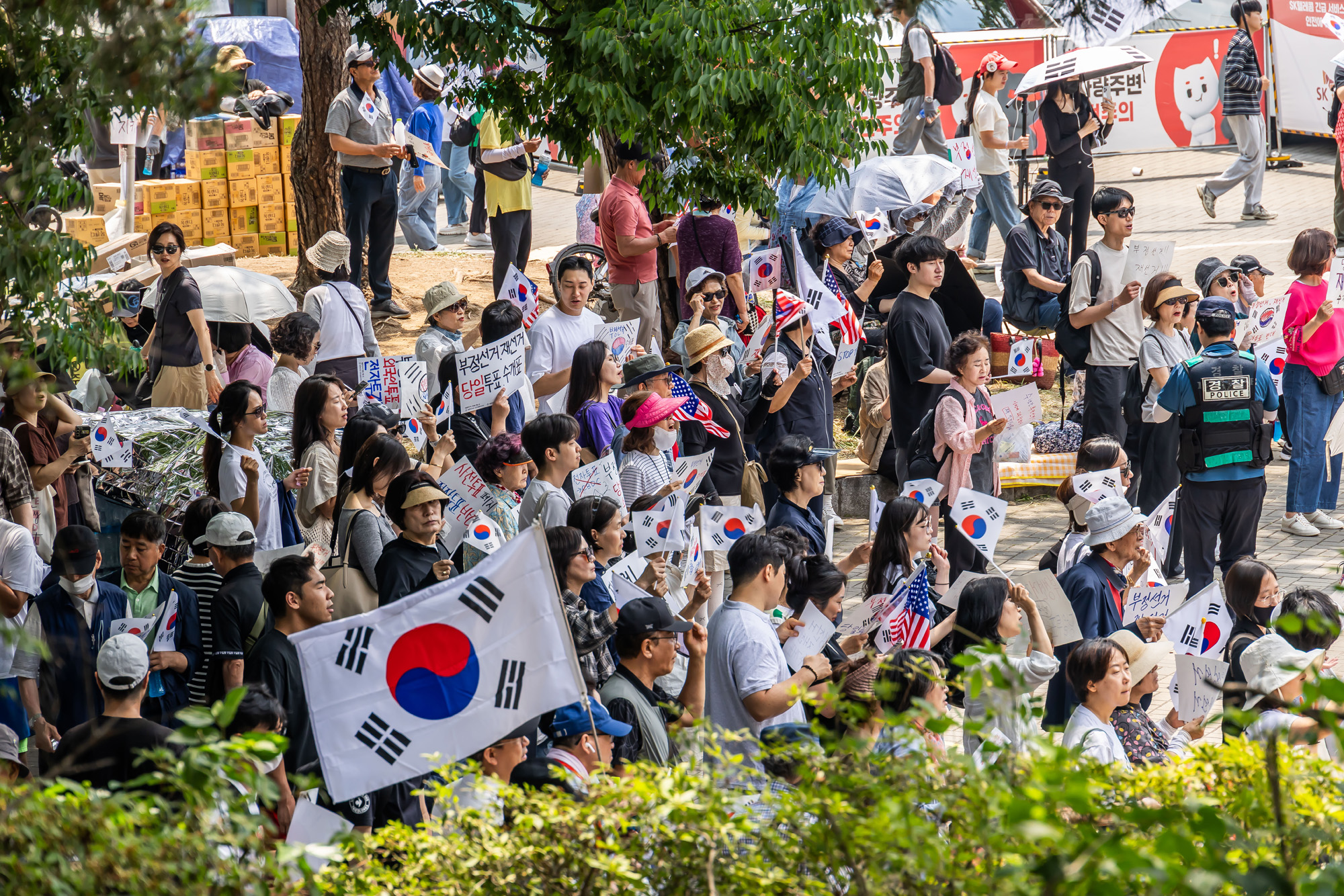 사회;집회;시위;6.3지방선거투표용지부족사태;재선거요구;부정선거주장;잠실개표소봉쇄시위;잠실개표소봉쇄극우;극우집회;태극기집회;올림픽공원투표소봉쇄