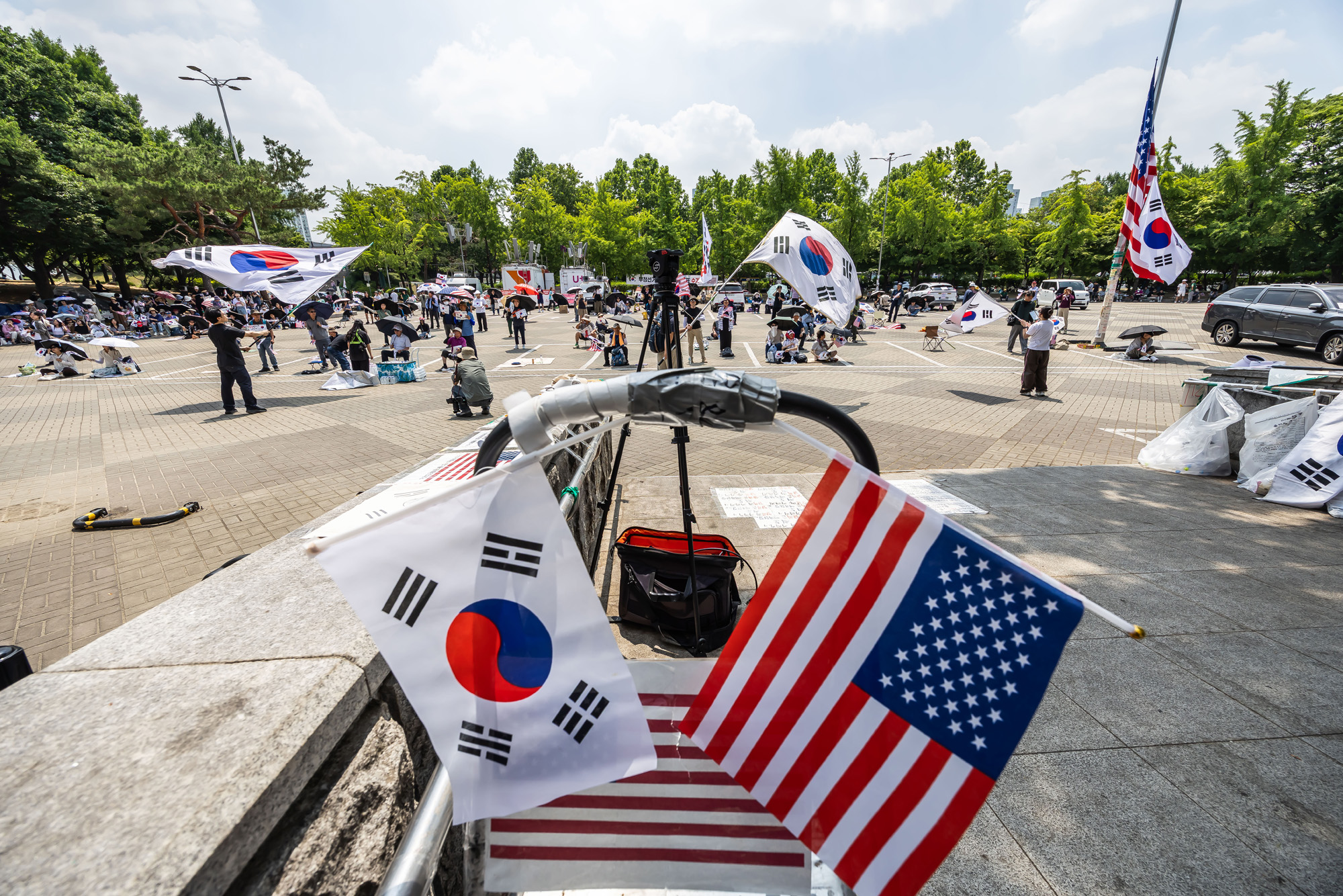 사회;집회;시위;6.3지방선거투표용지부족사태;재선거요구;부정선거주장;잠실개표소봉쇄시위;잠실개표소봉쇄극우;극우집회;태극기집회;올림픽공원투표소봉쇄