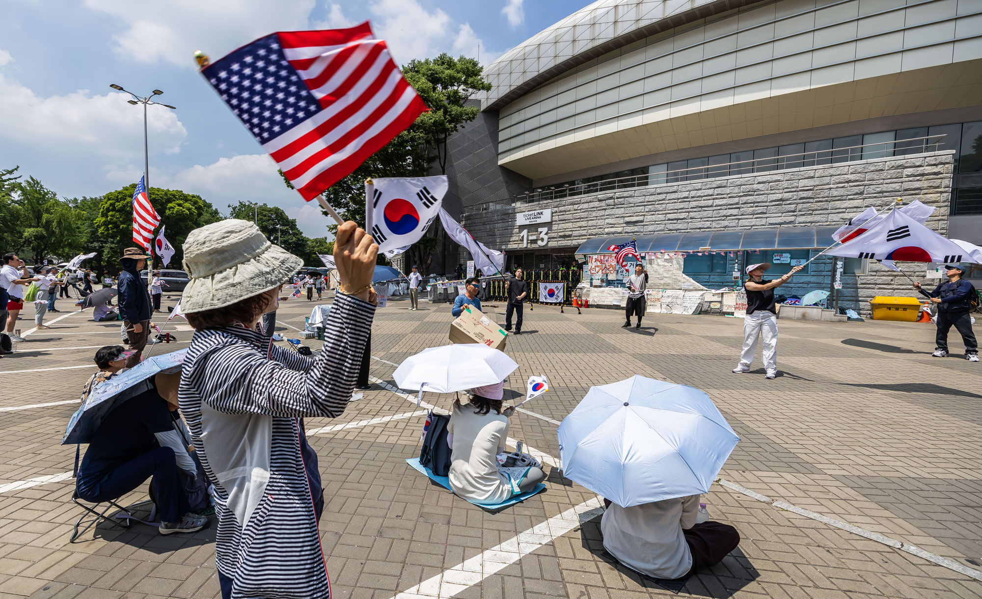 사회;집회;시위;6.3지방선거투표용지부족사태;재선거요구;부정선거주장;잠실개표소봉쇄시위;잠실개표소봉쇄극우;극우집회;태극기집회;올림픽공원투표소봉쇄