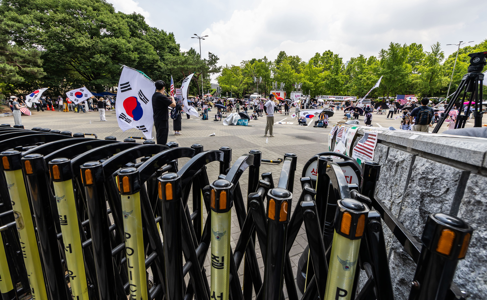 사회;집회;시위;6.3지방선거투표용지부족사태;재선거요구;부정선거주장;잠실개표소봉쇄시위;잠실개표소봉쇄극우;극우집회;태극기집회;올림픽공원투표소봉쇄