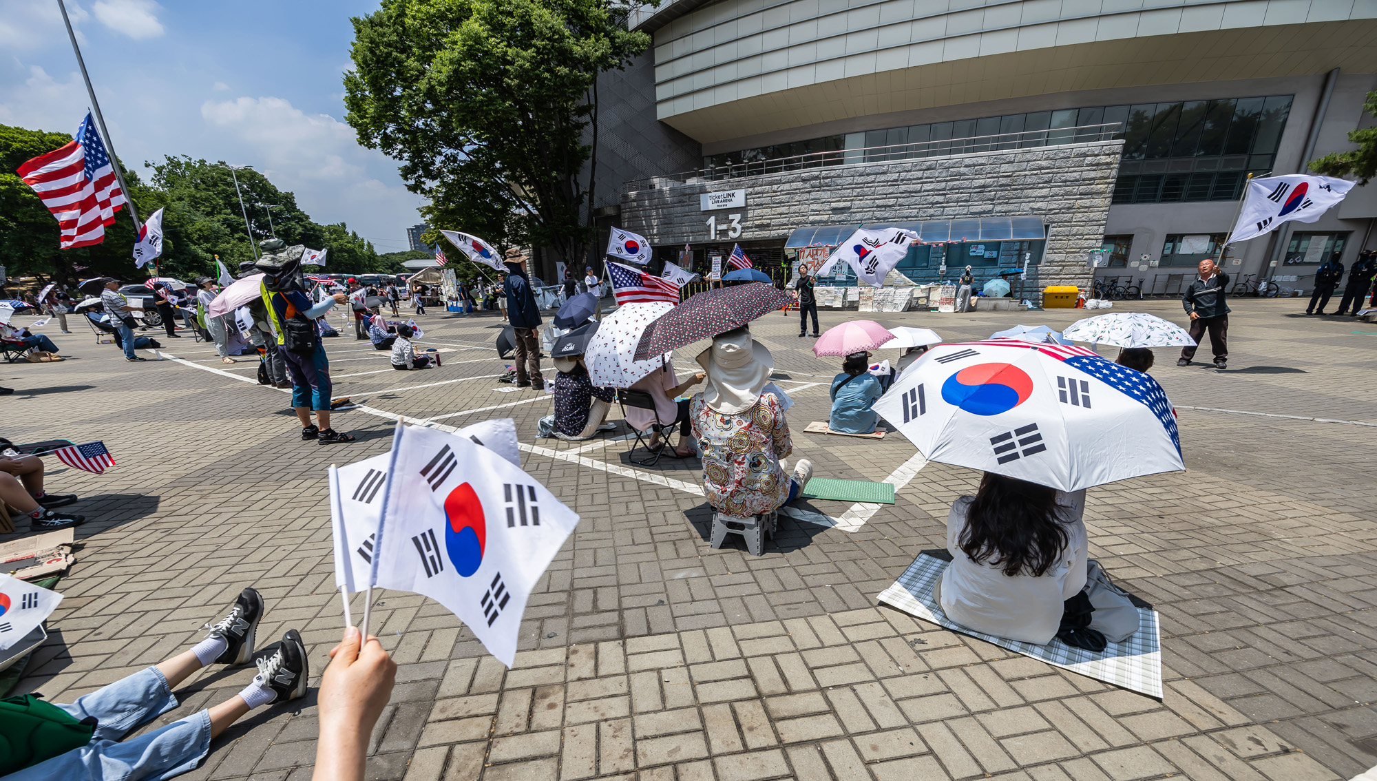 사회;집회;시위;6.3지방선거투표용지부족사태;재선거요구;부정선거주장;잠실개표소봉쇄시위;잠실개표소봉쇄극우;극우집회;태극기집회;올림픽공원투표소봉쇄