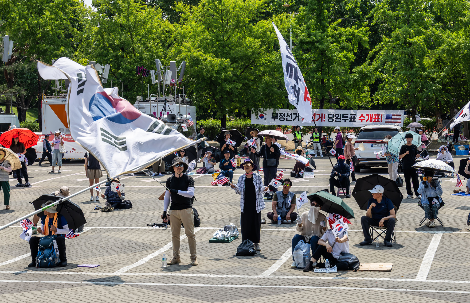 사회;집회;시위;6.3지방선거투표용지부족사태;재선거요구;부정선거주장;잠실개표소봉쇄시위;잠실개표소봉쇄극우;극우집회;태극기집회;올림픽공원투표소봉쇄