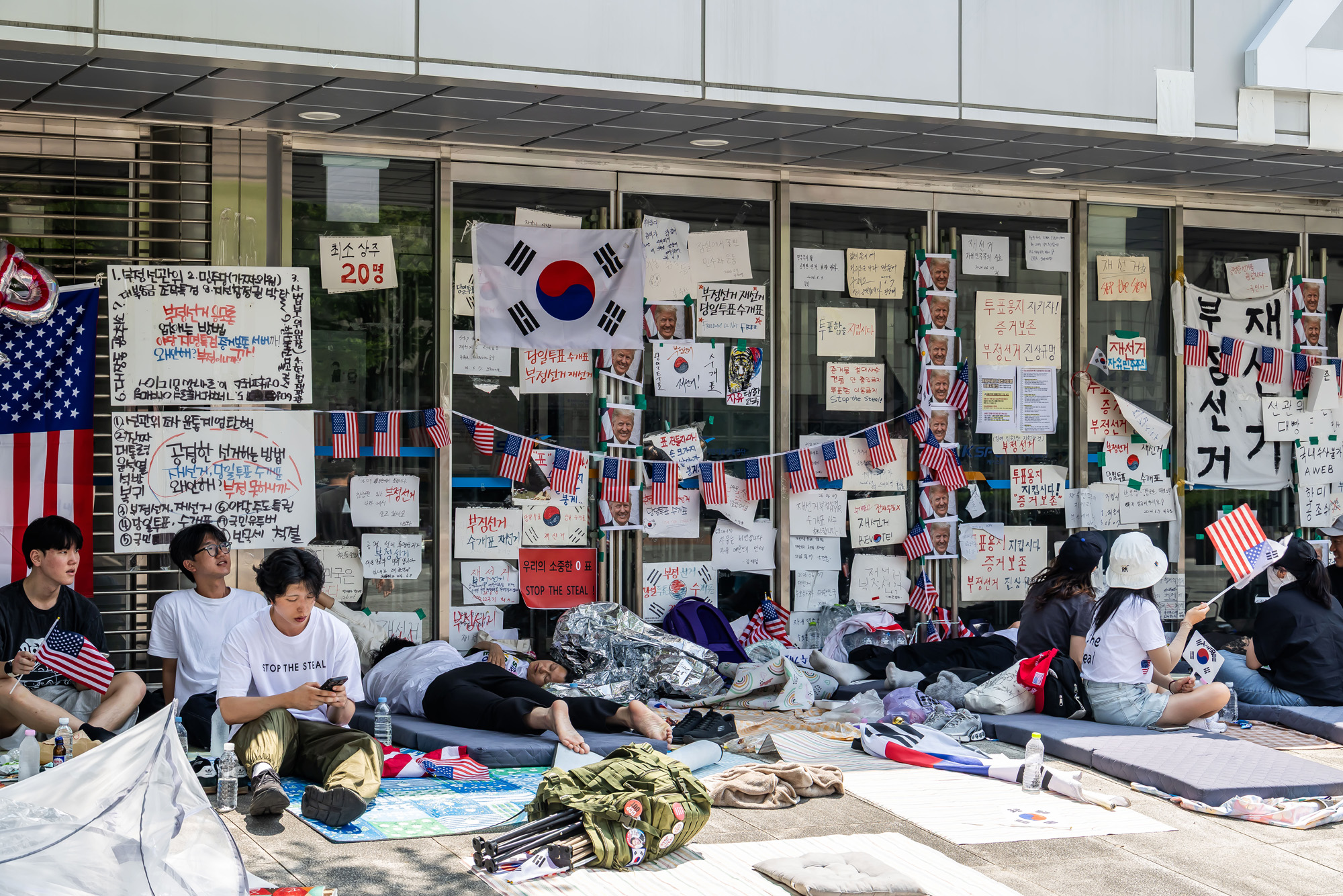 사회;집회;시위;6.3지방선거투표용지부족사태;재선거요구;부정선거주장;잠실개표소봉쇄시위;잠실개표소봉쇄극우;극우집회;태극기집회;올림픽공원투표소봉쇄