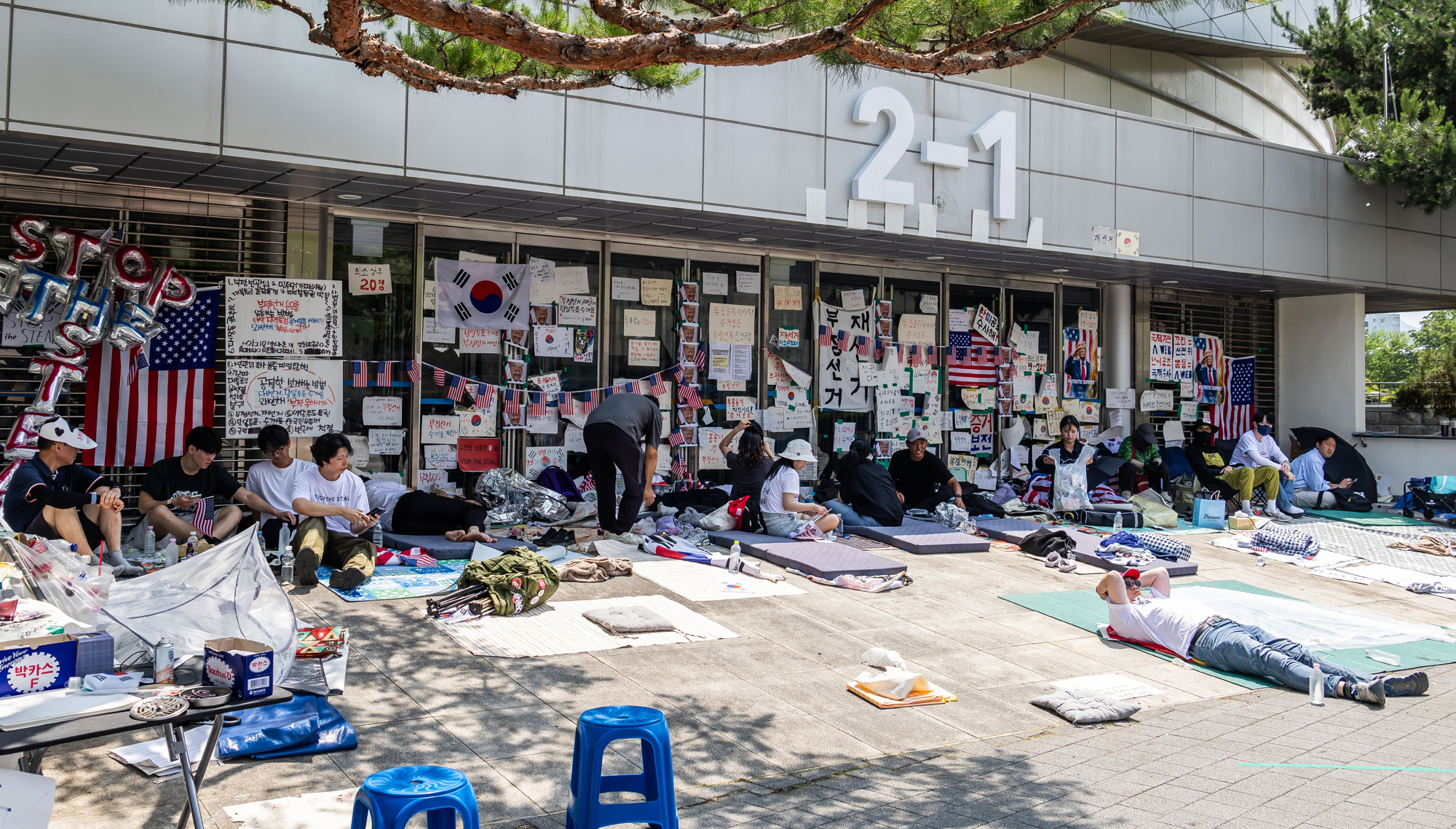 사회;집회;시위;6.3지방선거투표용지부족사태;재선거요구;부정선거주장;잠실개표소봉쇄시위;잠실개표소봉쇄극우;극우집회;태극기집회;올림픽공원투표소봉쇄