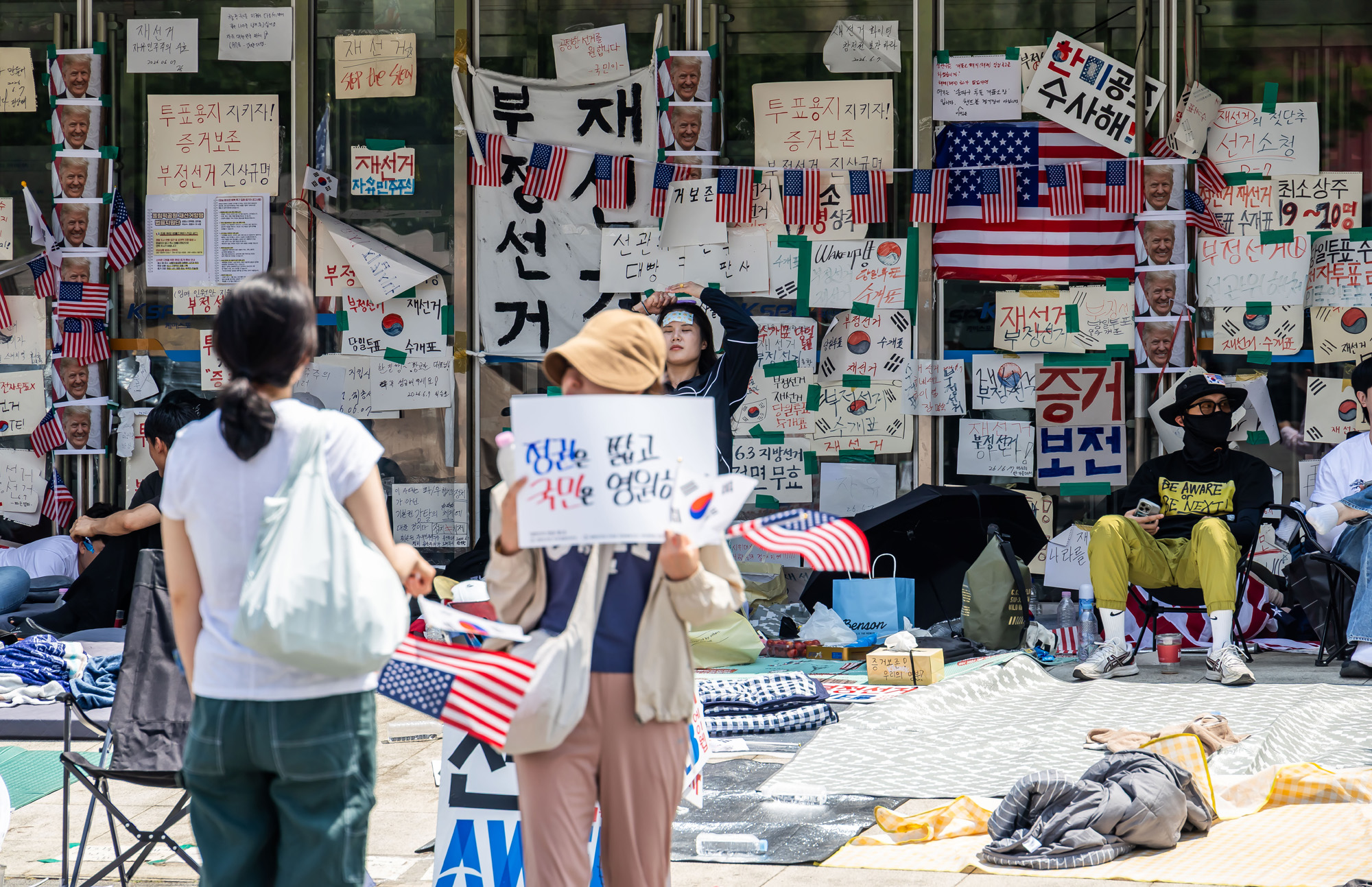 사회;집회;시위;6.3지방선거투표용지부족사태;재선거요구;부정선거주장;잠실개표소봉쇄시위;잠실개표소봉쇄극우;극우집회;태극기집회;올림픽공원투표소봉쇄