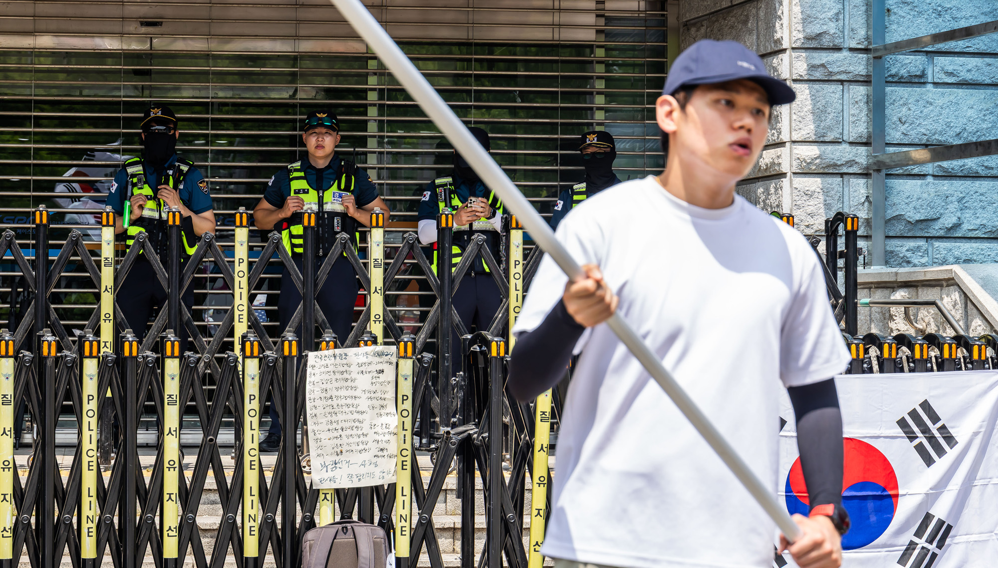 사회;집회;시위;6.3지방선거투표용지부족사태;재선거요구;부정선거주장;잠실개표소봉쇄시위;잠실개표소봉쇄극우;극우집회;태극기집회;올림픽공원투표소봉쇄