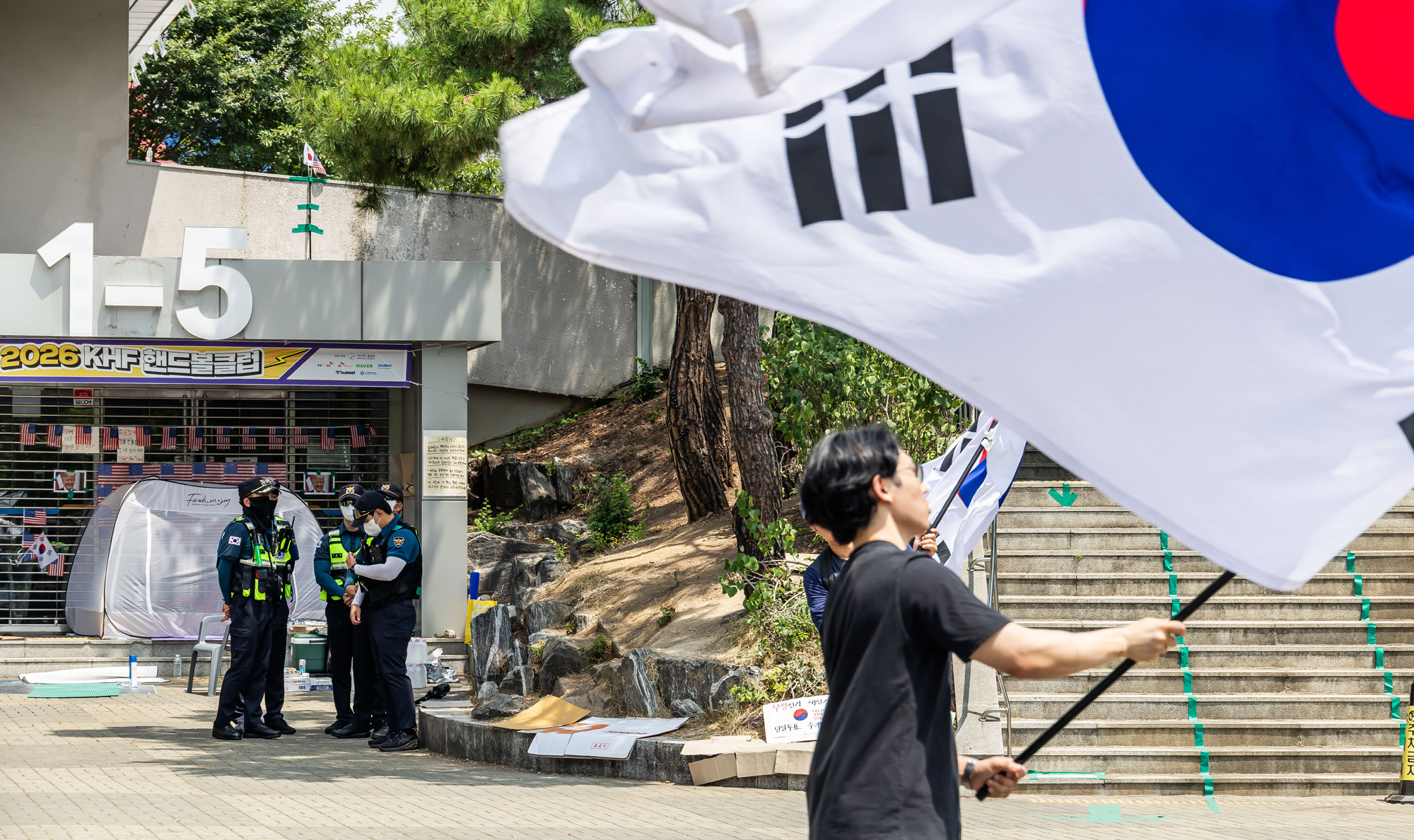 사회;집회;시위;6.3지방선거투표용지부족사태;재선거요구;부정선거주장;잠실개표소봉쇄시위;잠실개표소봉쇄극우;극우집회;태극기집회;올림픽공원투표소봉쇄