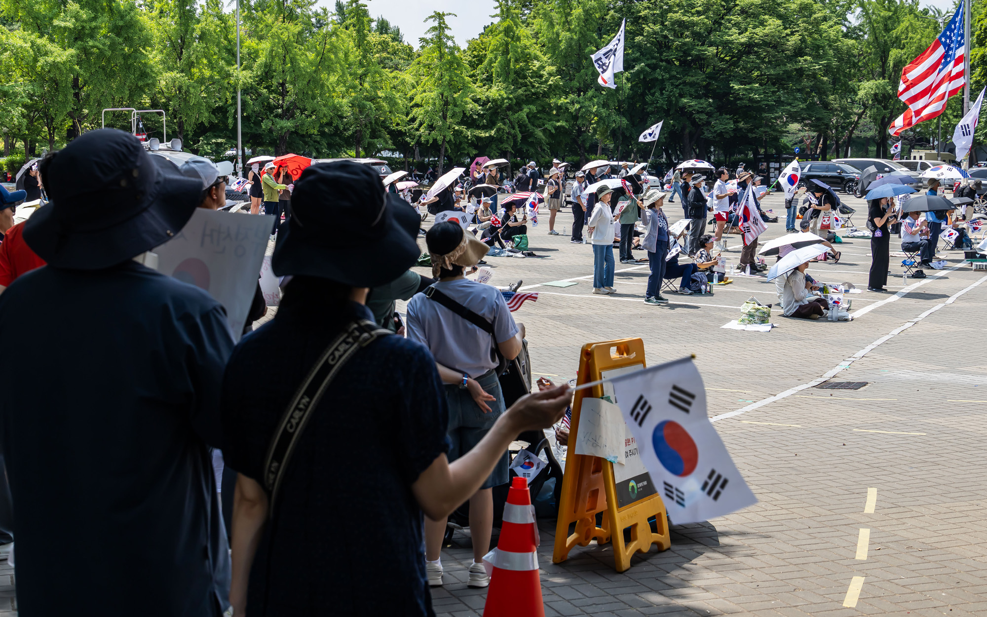 사회;집회;시위;6.3지방선거투표용지부족사태;재선거요구;부정선거주장;잠실개표소봉쇄시위;잠실개표소봉쇄극우;극우집회;태극기집회;올림픽공원투표소봉쇄