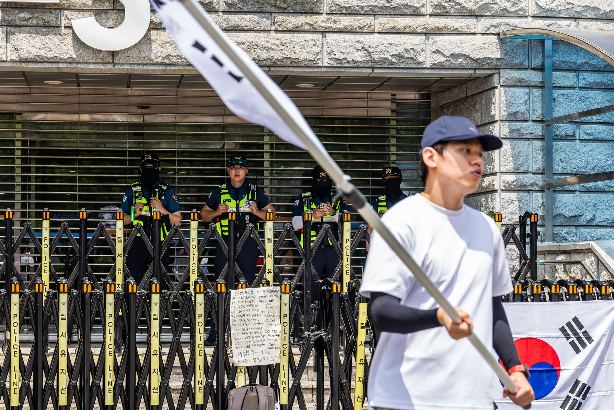 사회;집회;시위;6.3지방선거투표용지부족사태;재선거요구;부정선거주장;잠실개표소봉쇄시위;잠실개표소봉쇄극우;극우집회;태극기집회;올림픽공원투표소봉쇄