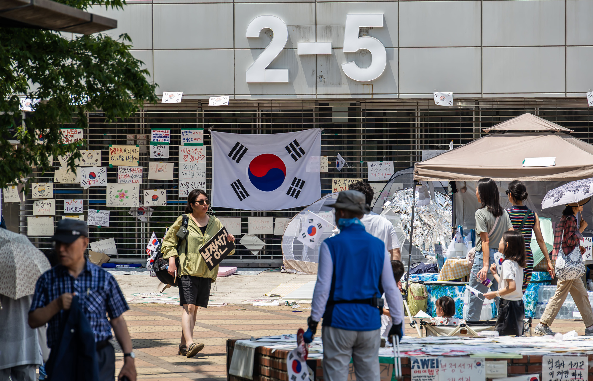 사회;집회;시위;6.3지방선거투표용지부족사태;재선거요구;부정선거주장;잠실개표소봉쇄시위;잠실개표소봉쇄극우;극우집회;태극기집회;올림픽공원투표소봉쇄