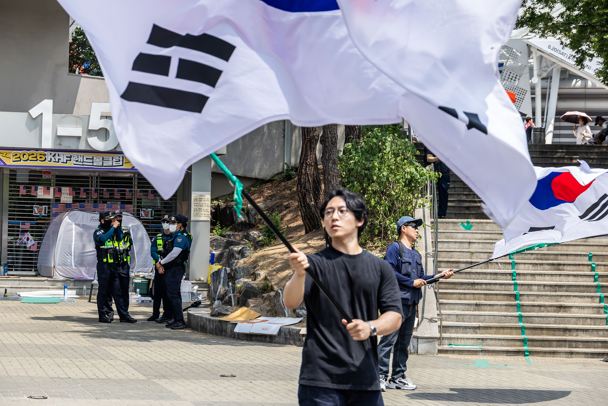사회;집회;시위;6.3지방선거투표용지부족사태;재선거요구;부정선거주장;잠실개표소봉쇄시위;잠실개표소봉쇄극우;극우집회;태극기집회;올림픽공원투표소봉쇄