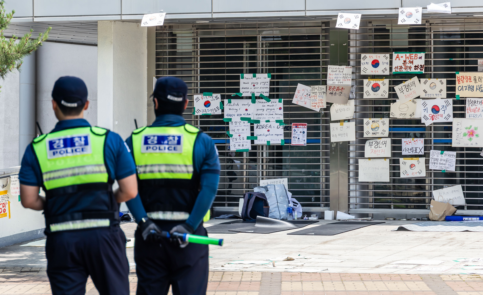 사회;집회;시위;6.3지방선거투표용지부족사태;재선거요구;부정선거주장;잠실개표소봉쇄시위;잠실개표소봉쇄극우;극우집회;태극기집회;올림픽공원투표소봉쇄