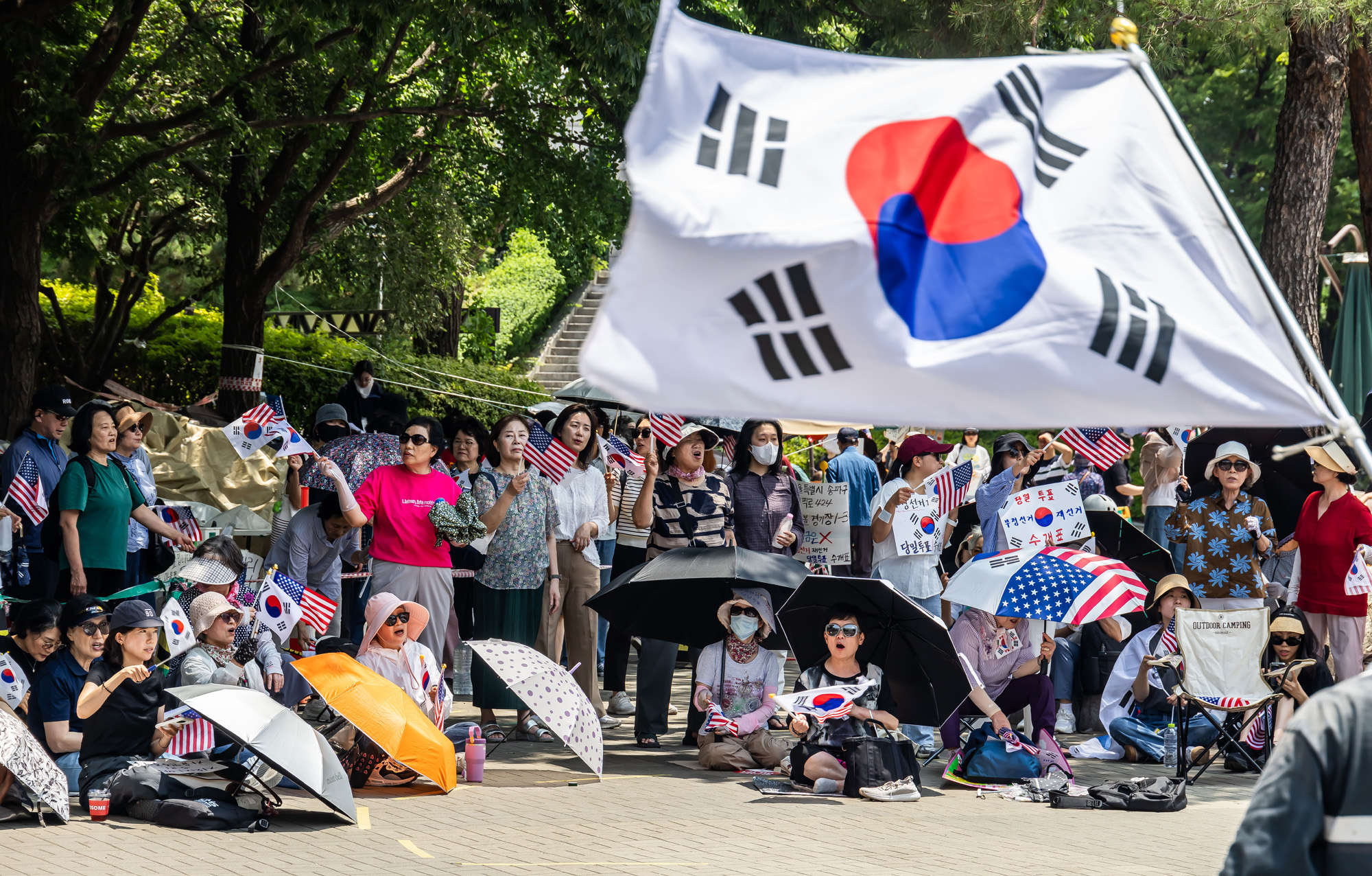 사회;집회;시위;6.3지방선거투표용지부족사태;재선거요구;부정선거주장;잠실개표소봉쇄시위;잠실개표소봉쇄극우;극우집회;태극기집회;올림픽공원투표소봉쇄