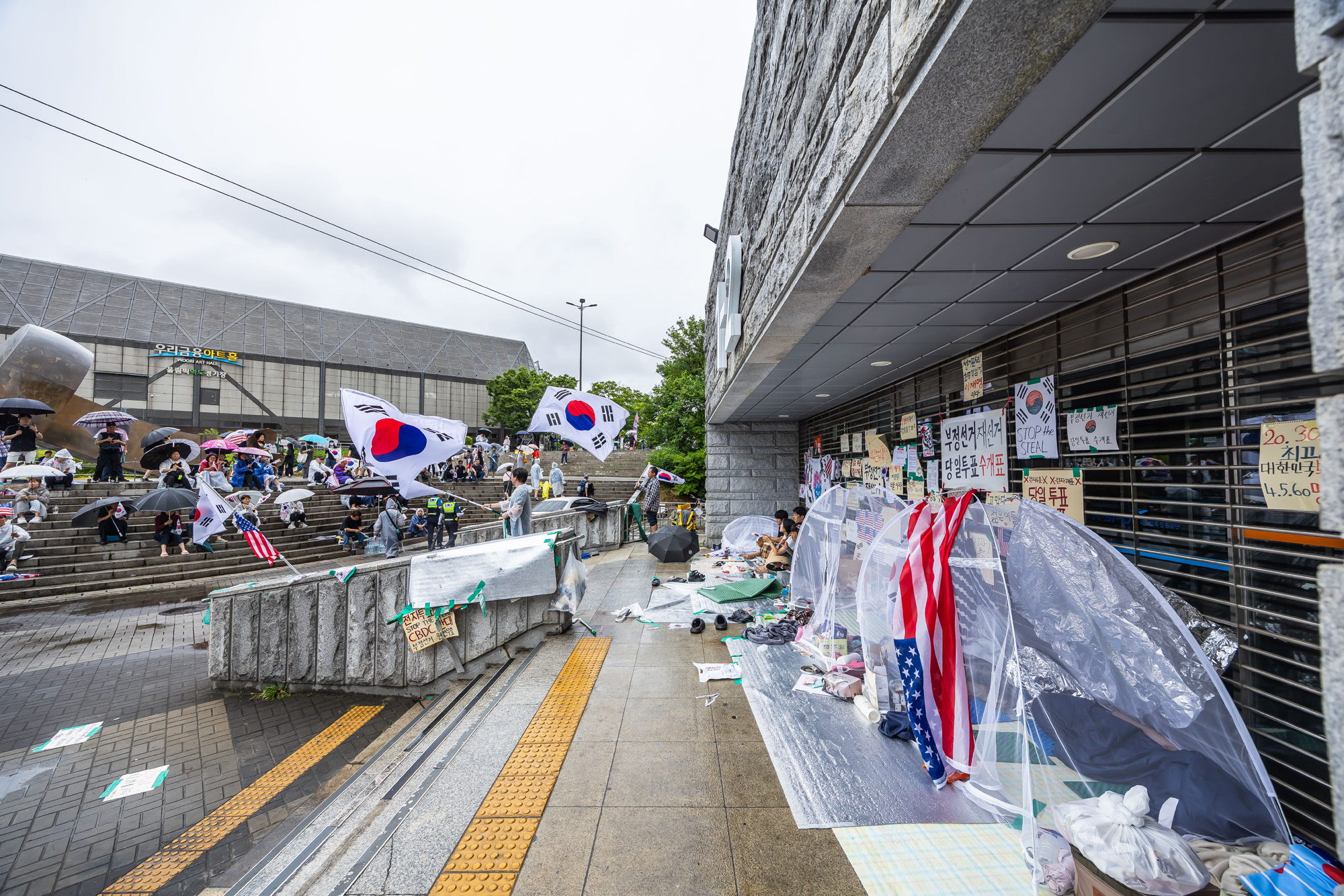 사회;집회;시위;6.3지방선거투표용지부족사태;재선거요구;부정선거주장;잠실개표소봉쇄시위;잠실개표소봉쇄극우;극우집회;태극기집회;올림픽공원투표소봉쇄
