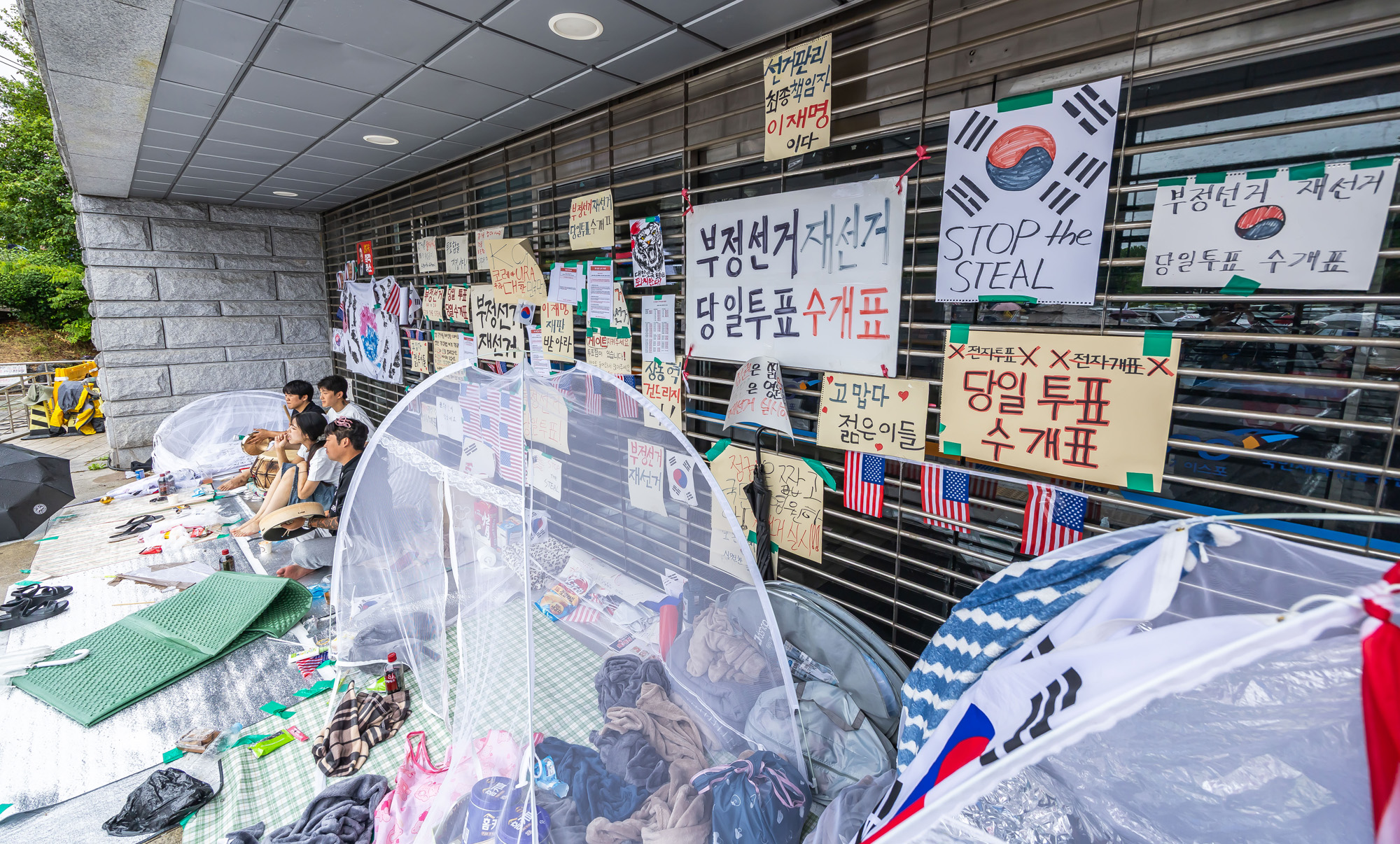사회;집회;시위;6.3지방선거투표용지부족사태;재선거요구;부정선거주장;잠실개표소봉쇄시위;잠실개표소봉쇄극우;극우집회;태극기집회;올림픽공원투표소봉쇄