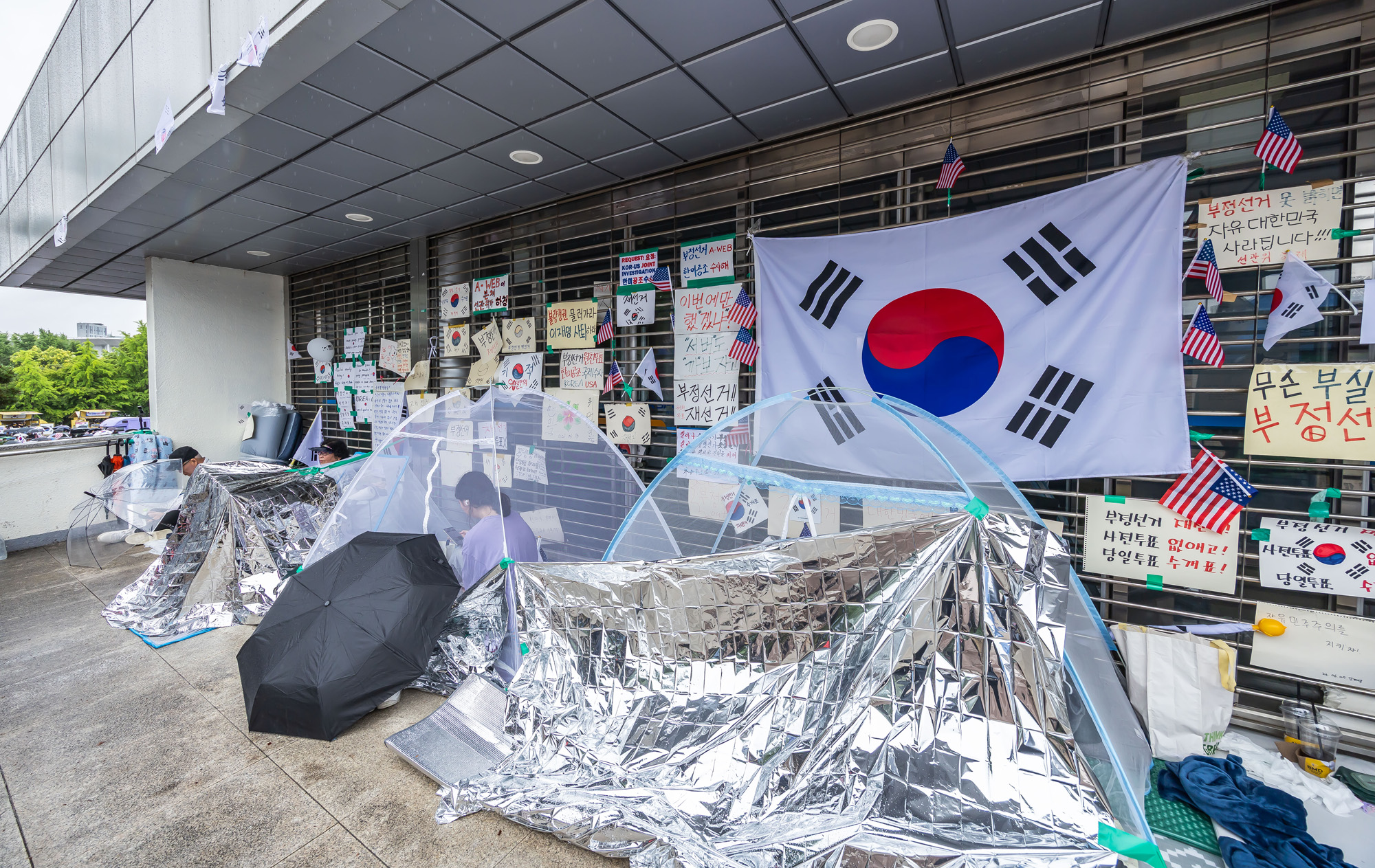 사회;집회;시위;6.3지방선거투표용지부족사태;재선거요구;부정선거주장;잠실개표소봉쇄시위;잠실개표소봉쇄극우;극우집회;태극기집회;올림픽공원투표소봉쇄