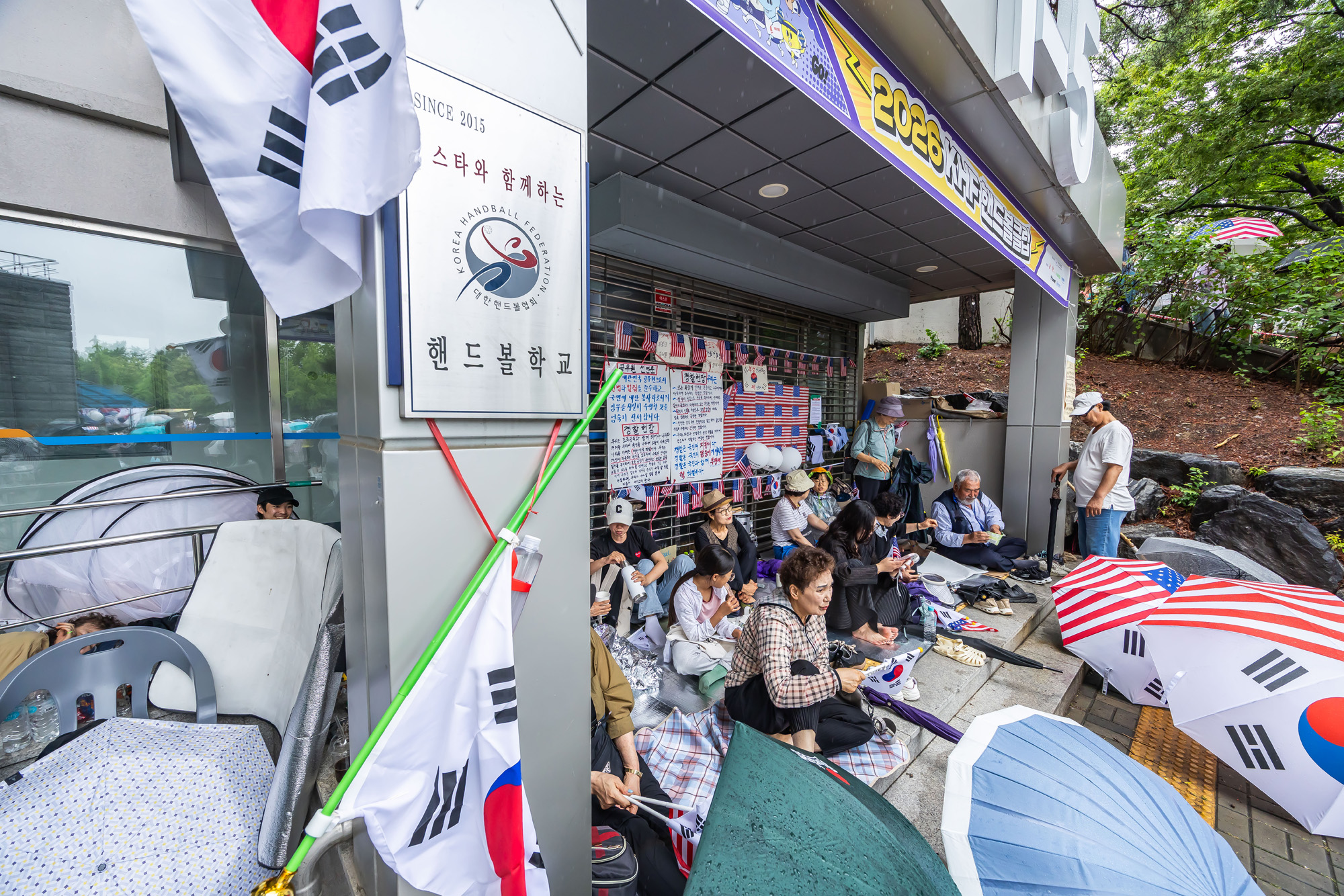 사회;집회;시위;6.3지방선거투표용지부족사태;재선거요구;부정선거주장;잠실개표소봉쇄시위;잠실개표소봉쇄극우;극우집회;태극기집회;올림픽공원투표소봉쇄