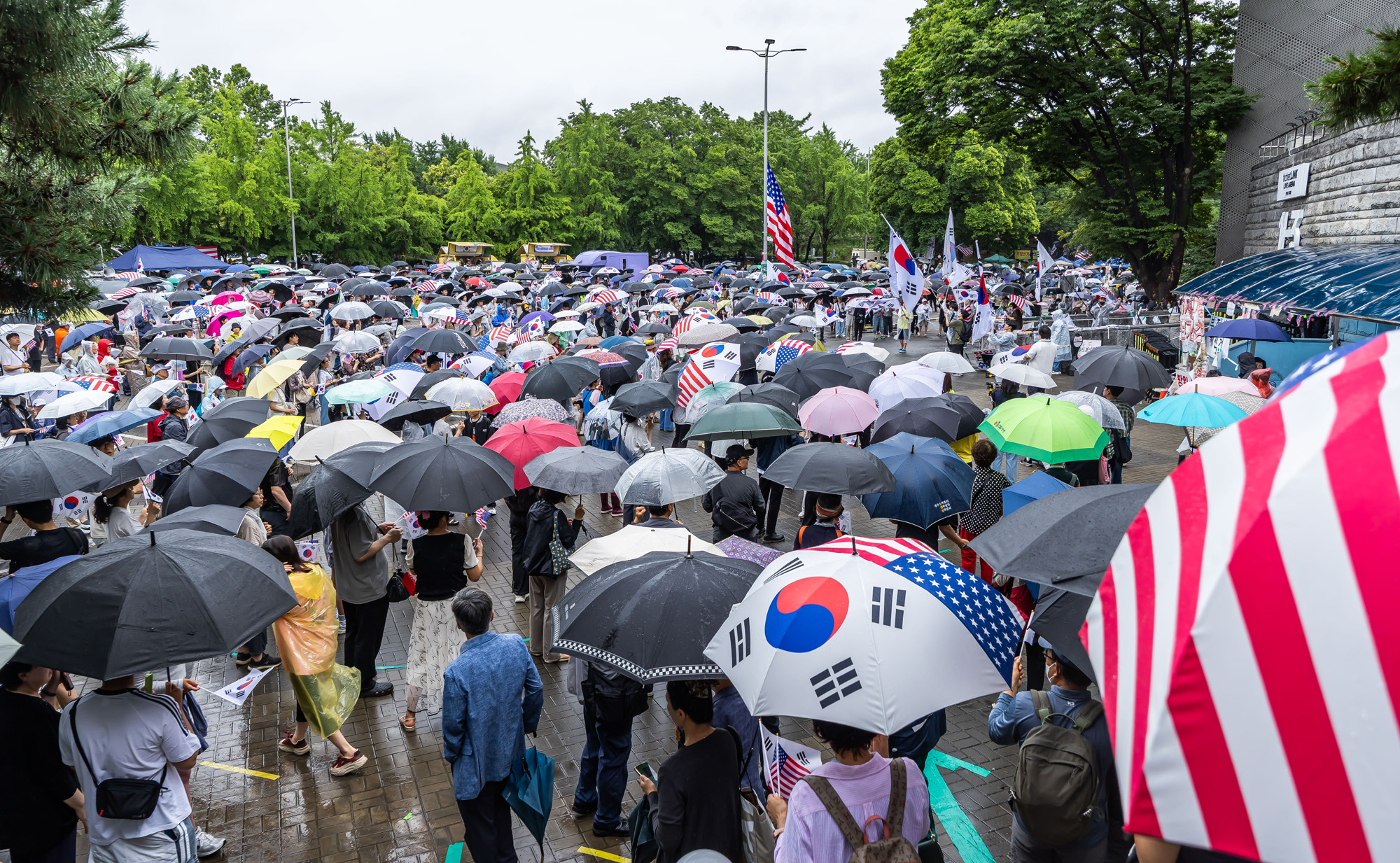 사회;집회;시위;6.3지방선거투표용지부족사태;재선거요구;부정선거주장;잠실개표소봉쇄시위;잠실개표소봉쇄극우;극우집회;태극기집회;올림픽공원투표소봉쇄