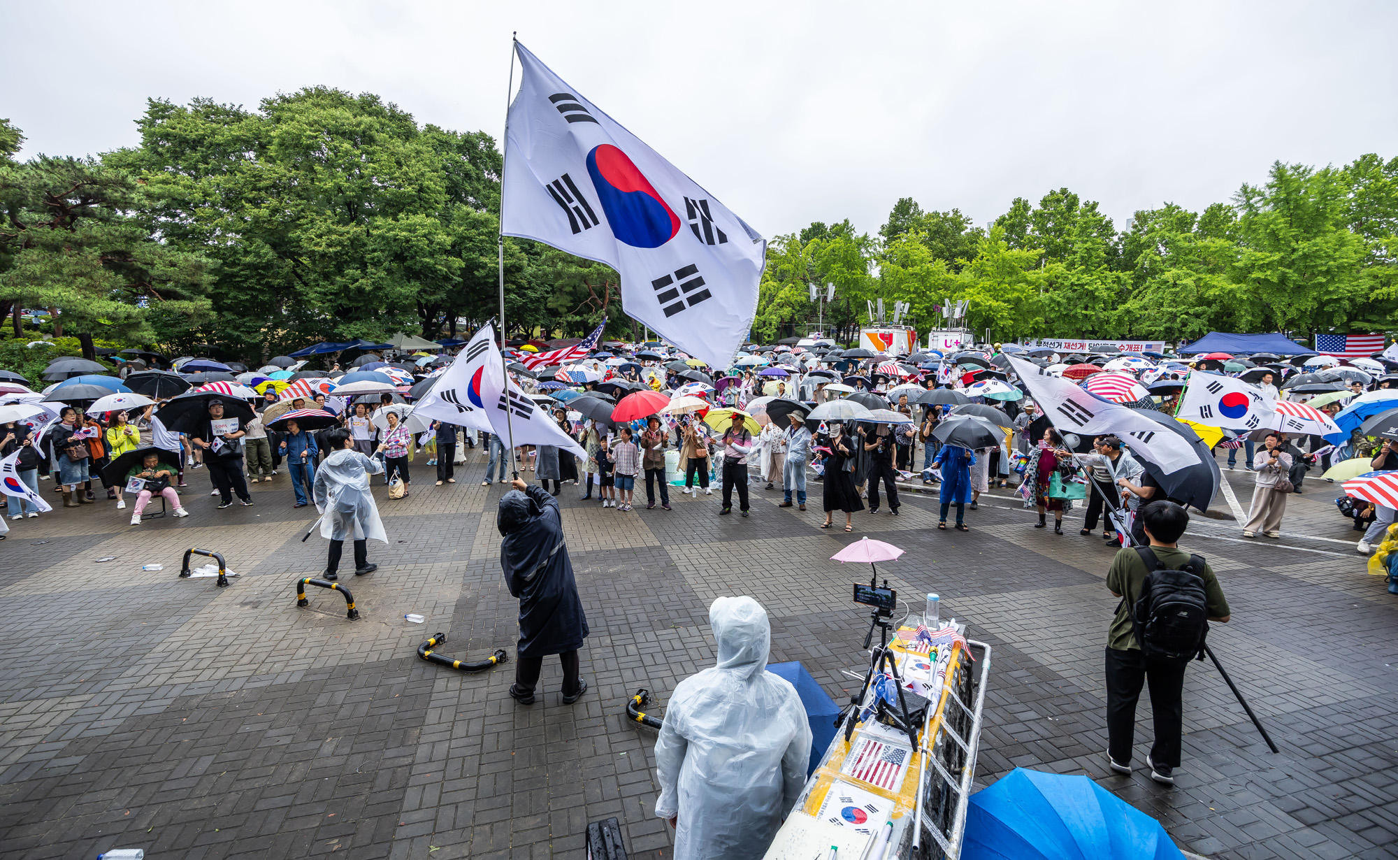 사회;집회;시위;6.3지방선거투표용지부족사태;재선거요구;부정선거주장;잠실개표소봉쇄시위;잠실개표소봉쇄극우;극우집회;태극기집회;올림픽공원투표소봉쇄
