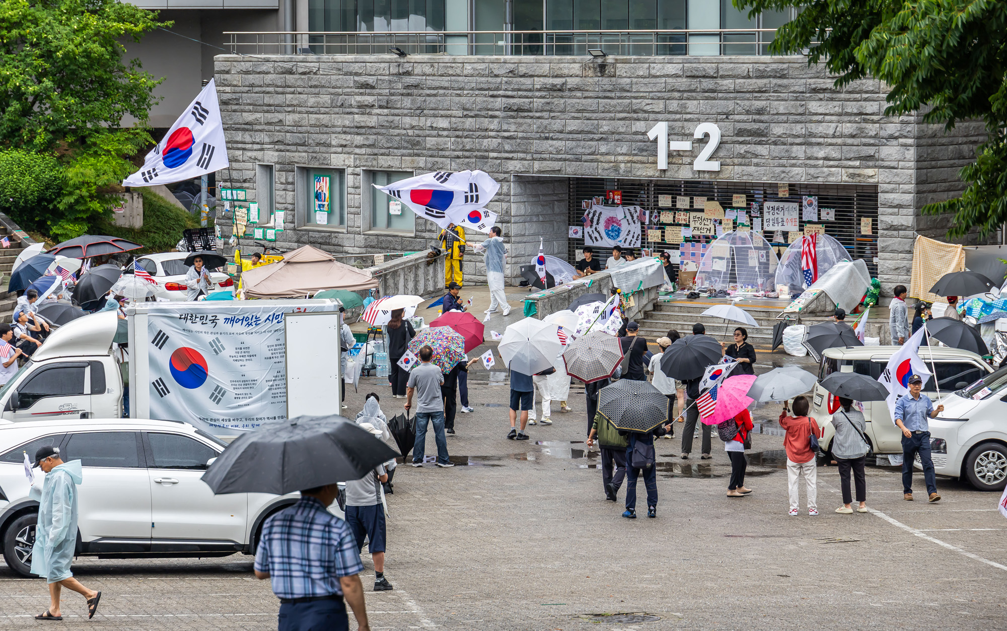 사회;집회;시위;6.3지방선거투표용지부족사태;재선거요구;부정선거주장;잠실개표소봉쇄시위;잠실개표소봉쇄극우;극우집회;태극기집회;올림픽공원투표소봉쇄