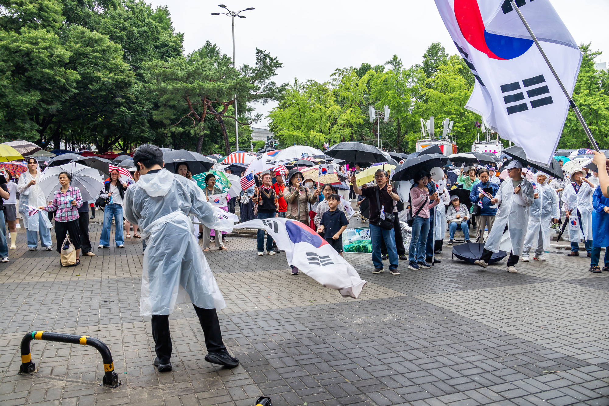 사회;집회;시위;6.3지방선거투표용지부족사태;재선거요구;부정선거주장;잠실개표소봉쇄시위;잠실개표소봉쇄극우;극우집회;태극기집회;올림픽공원투표소봉쇄