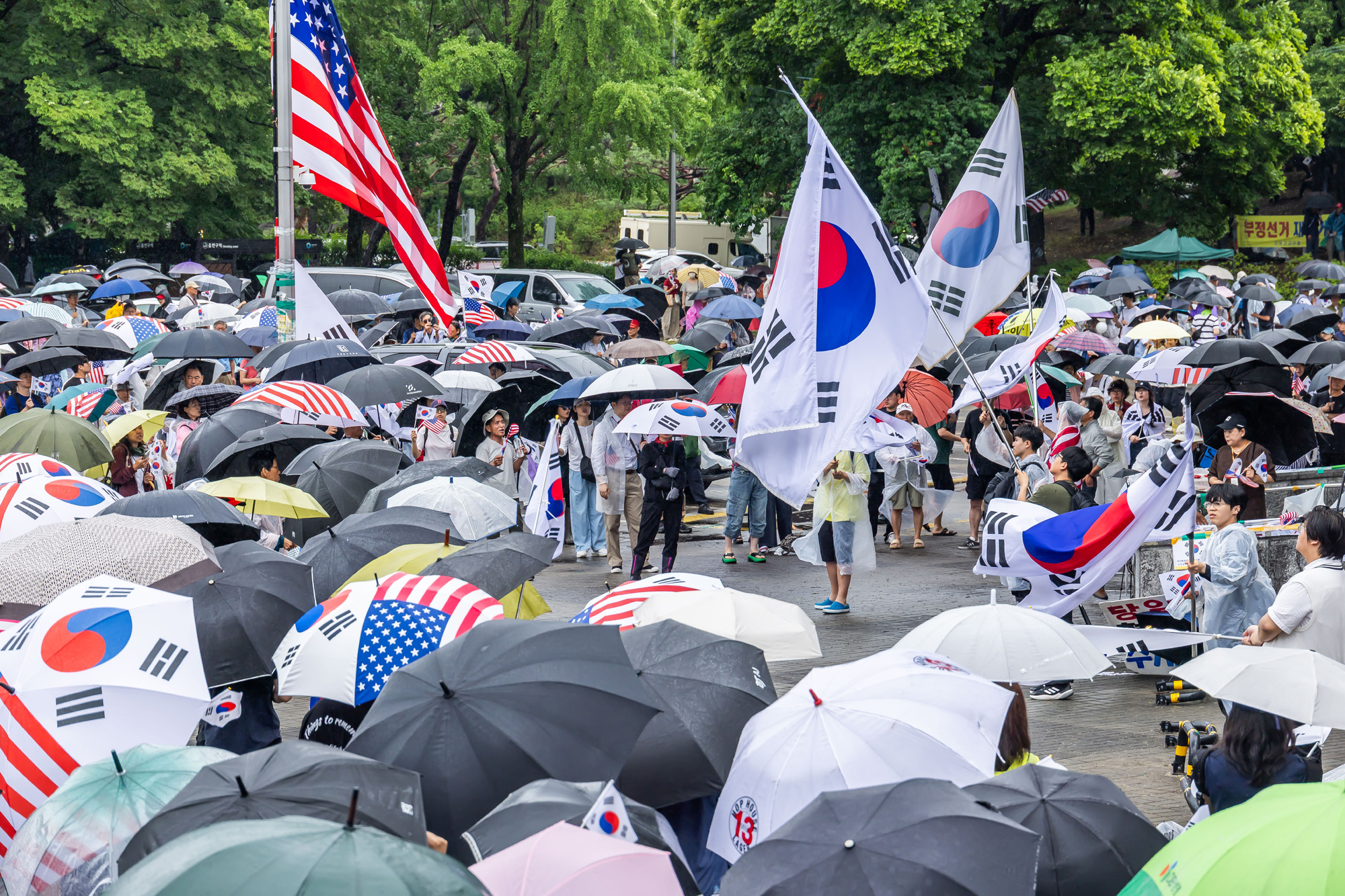 사회;집회;시위;6.3지방선거투표용지부족사태;재선거요구;부정선거주장;잠실개표소봉쇄시위;잠실개표소봉쇄극우;극우집회;태극기집회;올림픽공원투표소봉쇄