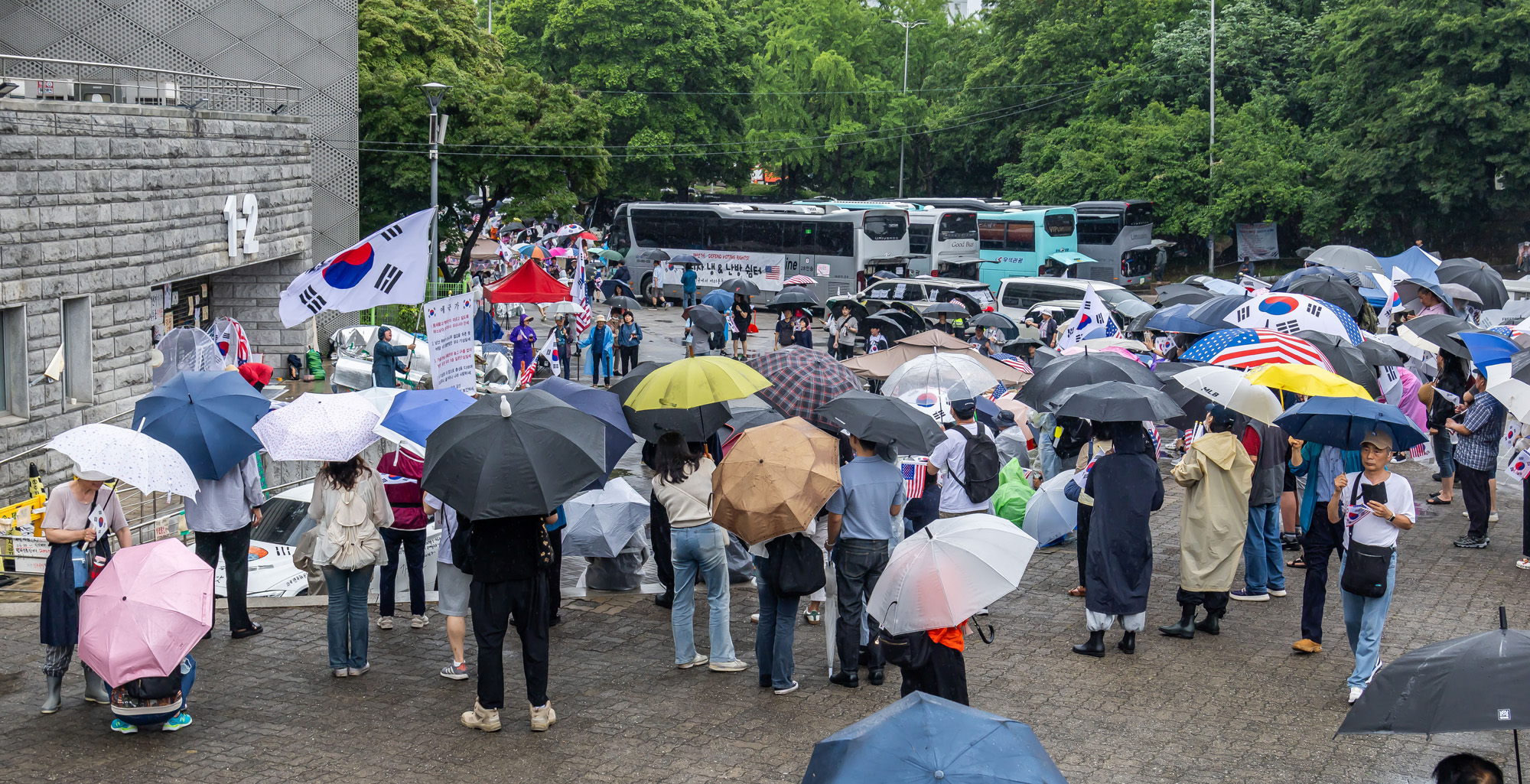 사회;집회;시위;6.3지방선거투표용지부족사태;재선거요구;부정선거주장;잠실개표소봉쇄시위;잠실개표소봉쇄극우;극우집회;태극기집회;올림픽공원투표소봉쇄