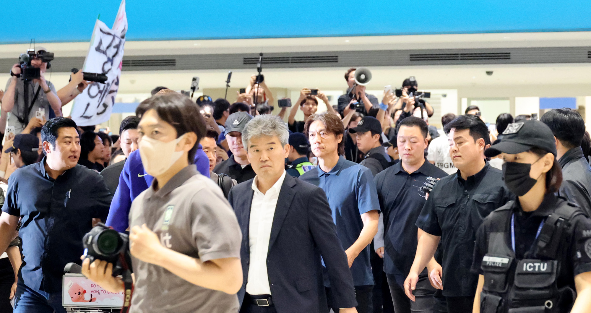 스포츠;축구;2026북중미월드컵;축구국가대표팀귀국;홍명보귀국;홍명보전축구대표팀감독