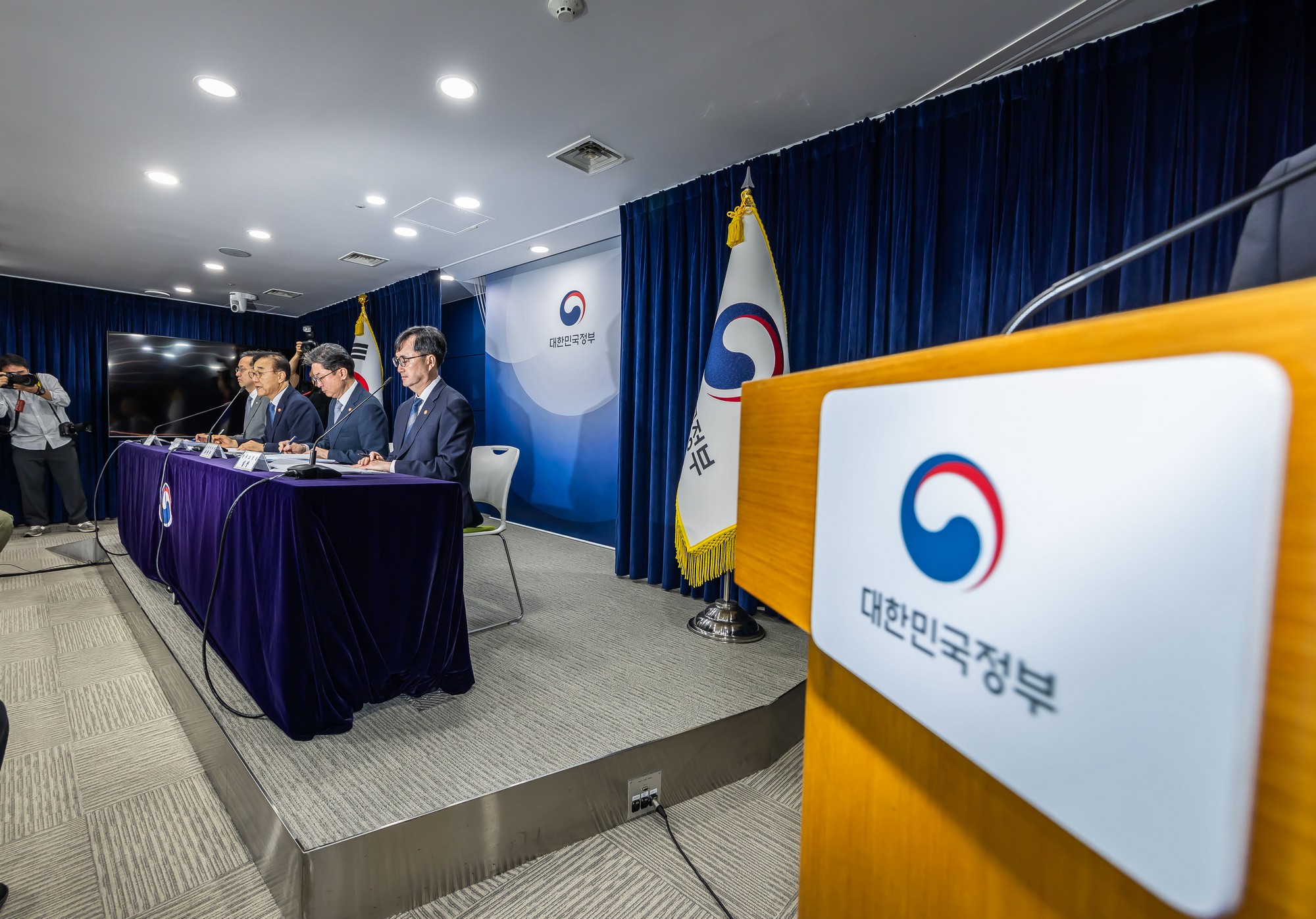 경제;부동산;정부;이재명정부;김윤덕국토교통부장관;김윤덕장관;이억원금융위원장;임기근국무조정실장;전월세및매매시장안정을위한주택신속공급방안;부동산시장안정을위한금융종합대책;정부합동브리핑