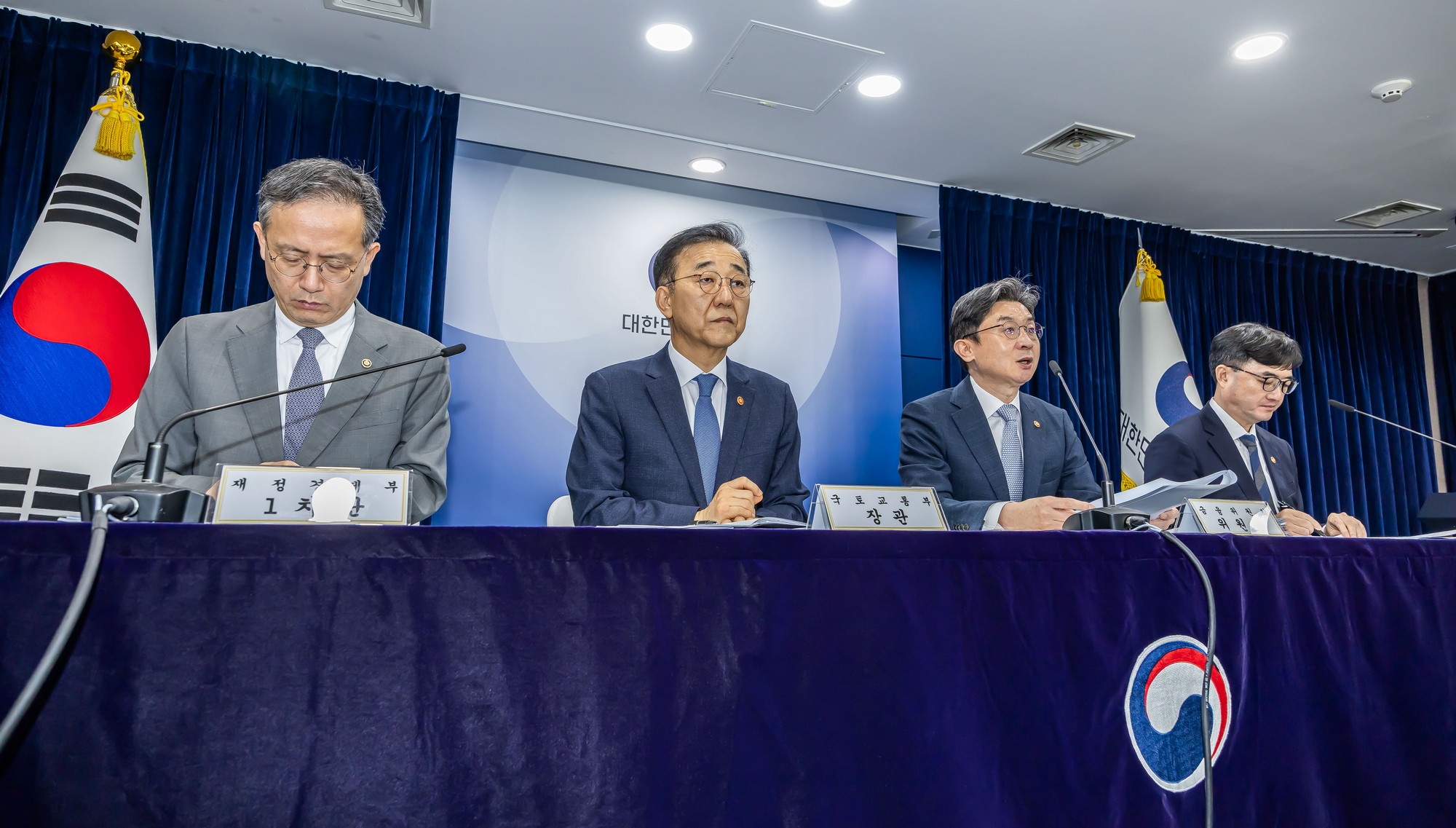 경제;부동산;정부;이재명정부;김윤덕국토교통부장관;김윤덕장관;이억원금융위원장;임기근국무조정실장;전월세및매매시장안정을위한주택신속공급방안;부동산시장안정을위한금융종합대책;정부합동브리핑
