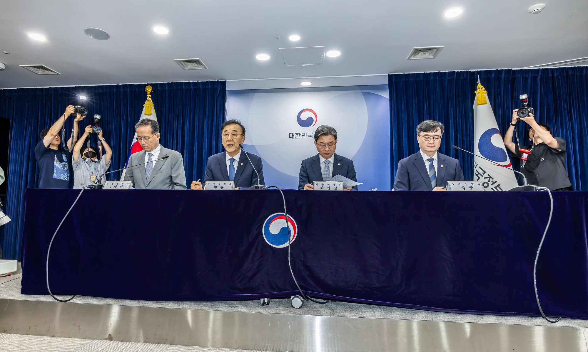 경제;부동산;정부;이재명정부;김윤덕국토교통부장관;김윤덕장관;이억원금융위원장;임기근국무조정실장;전월세및매매시장안정을위한주택신속공급방안;부동산시장안정을위한금융종합대책;정부합동브리핑