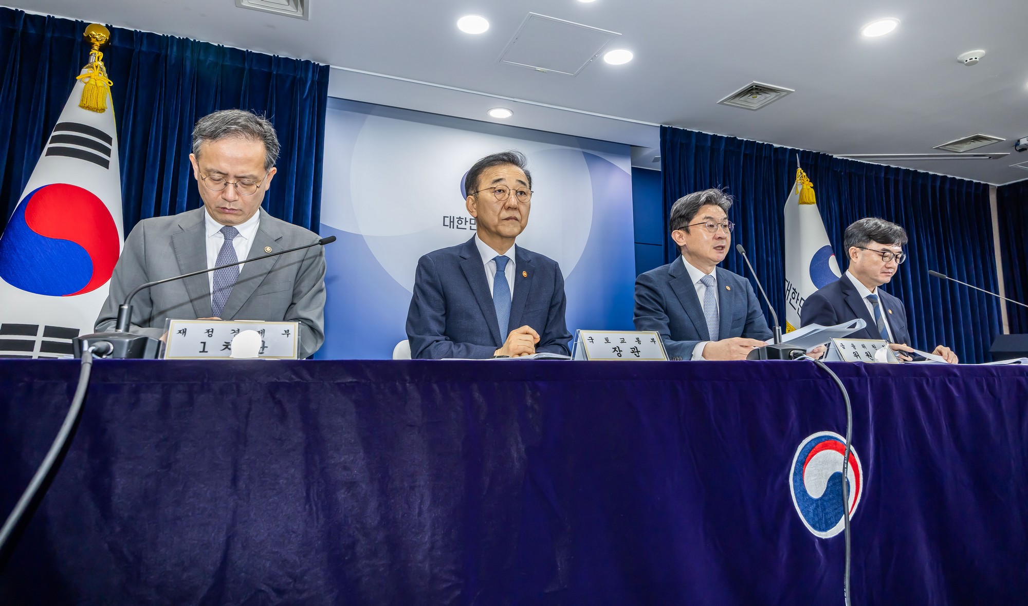 경제;부동산;정부;이재명정부;김윤덕국토교통부장관;김윤덕장관;이억원금융위원장;임기근국무조정실장;전월세및매매시장안정을위한주택신속공급방안;부동산시장안정을위한금융종합대책;정부합동브리핑