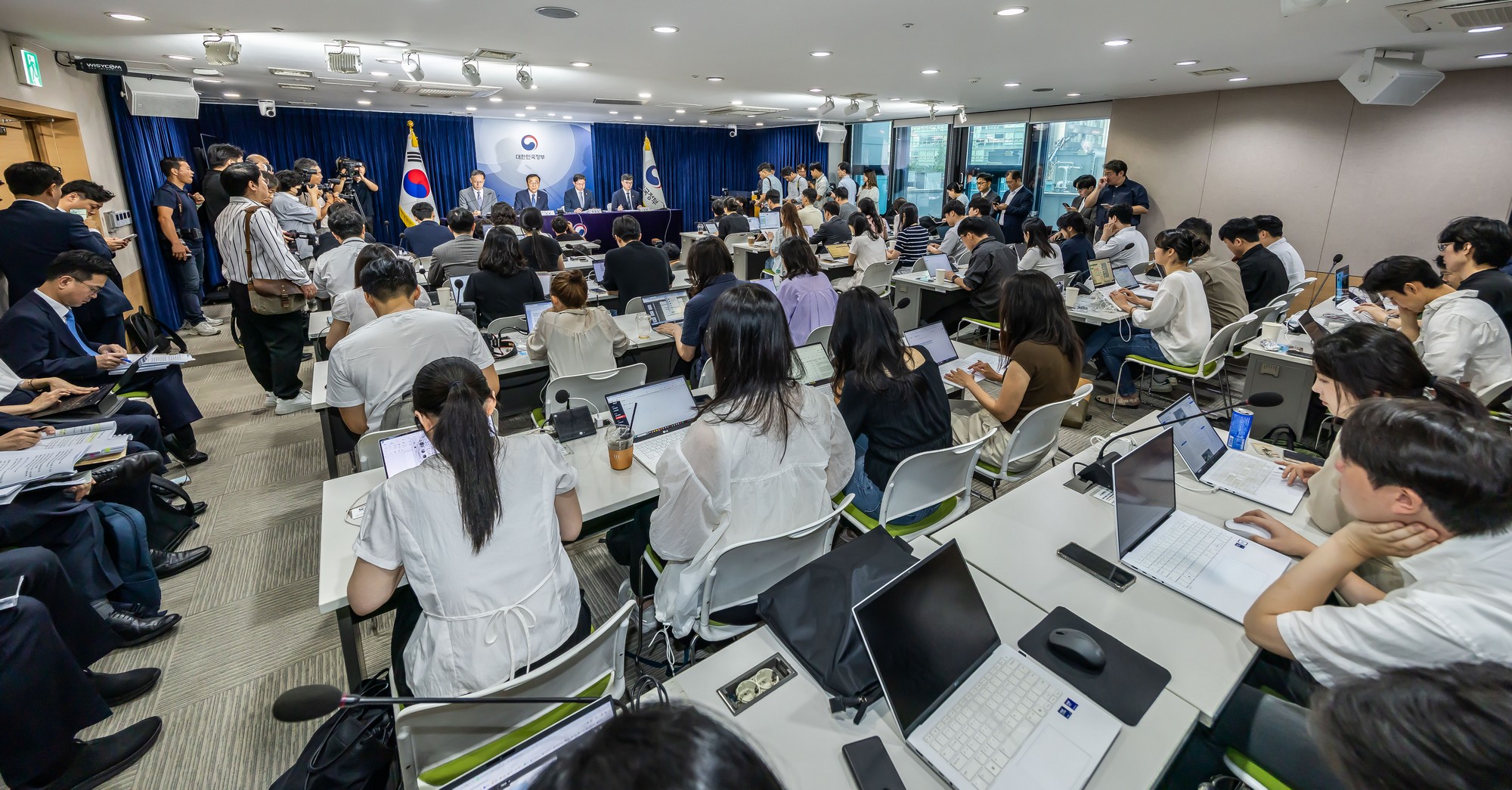 경제;부동산;정부;이재명정부;김윤덕국토교통부장관;김윤덕장관;이억원금융위원장;임기근국무조정실장;전월세및매매시장안정을위한주택신속공급방안;부동산시장안정을위한금융종합대책;정부합동브리핑
