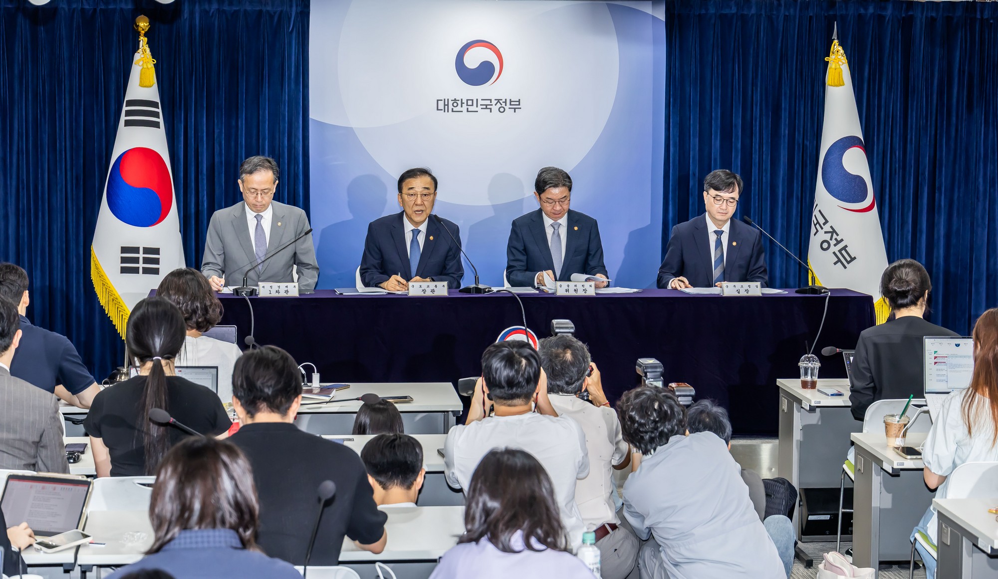 경제;부동산;정부;이재명정부;김윤덕국토교통부장관;김윤덕장관;이억원금융위원장;임기근국무조정실장;전월세및매매시장안정을위한주택신속공급방안;부동산시장안정을위한금융종합대책;정부합동브리핑