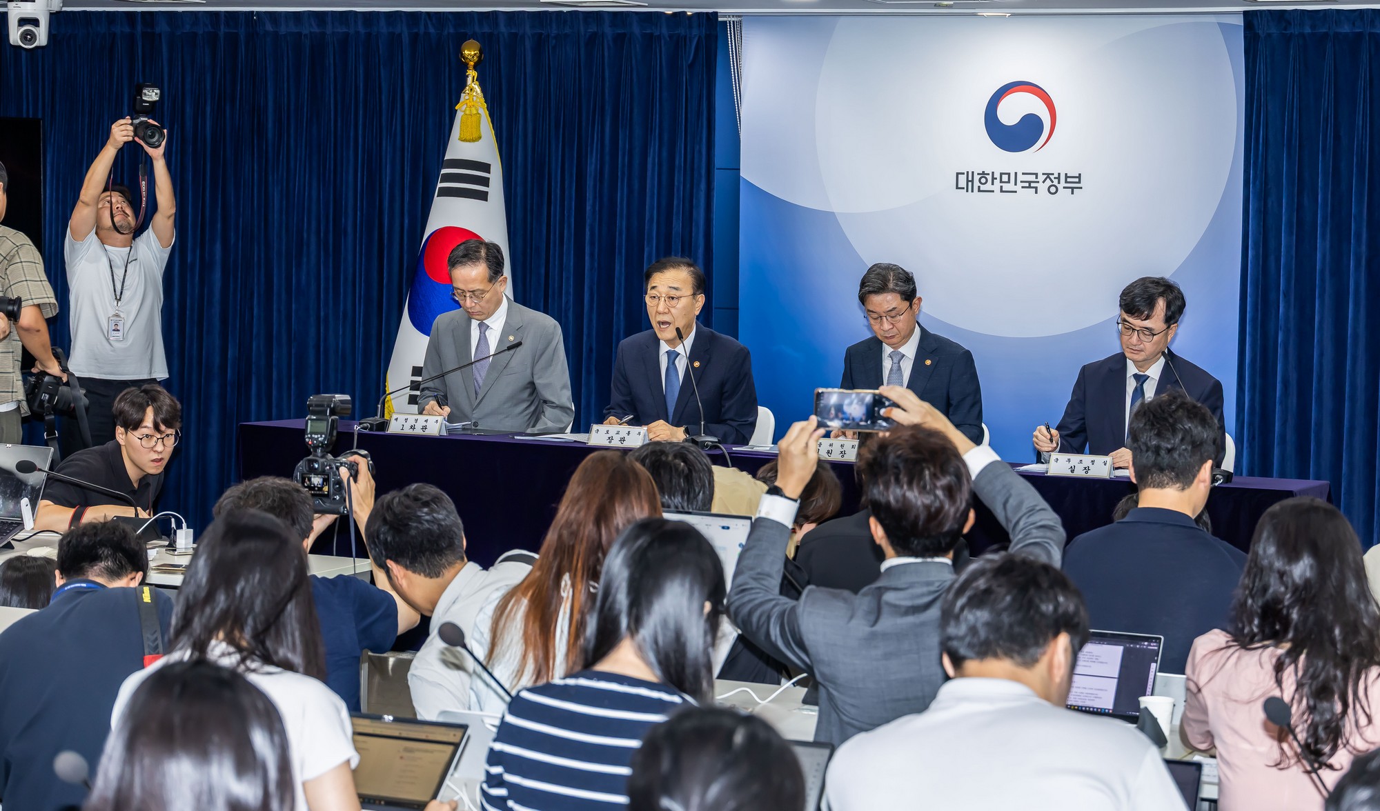 경제;부동산;정부;이재명정부;김윤덕국토교통부장관;김윤덕장관;이억원금융위원장;임기근국무조정실장;전월세및매매시장안정을위한주택신속공급방안;부동산시장안정을위한금융종합대책;정부합동브리핑