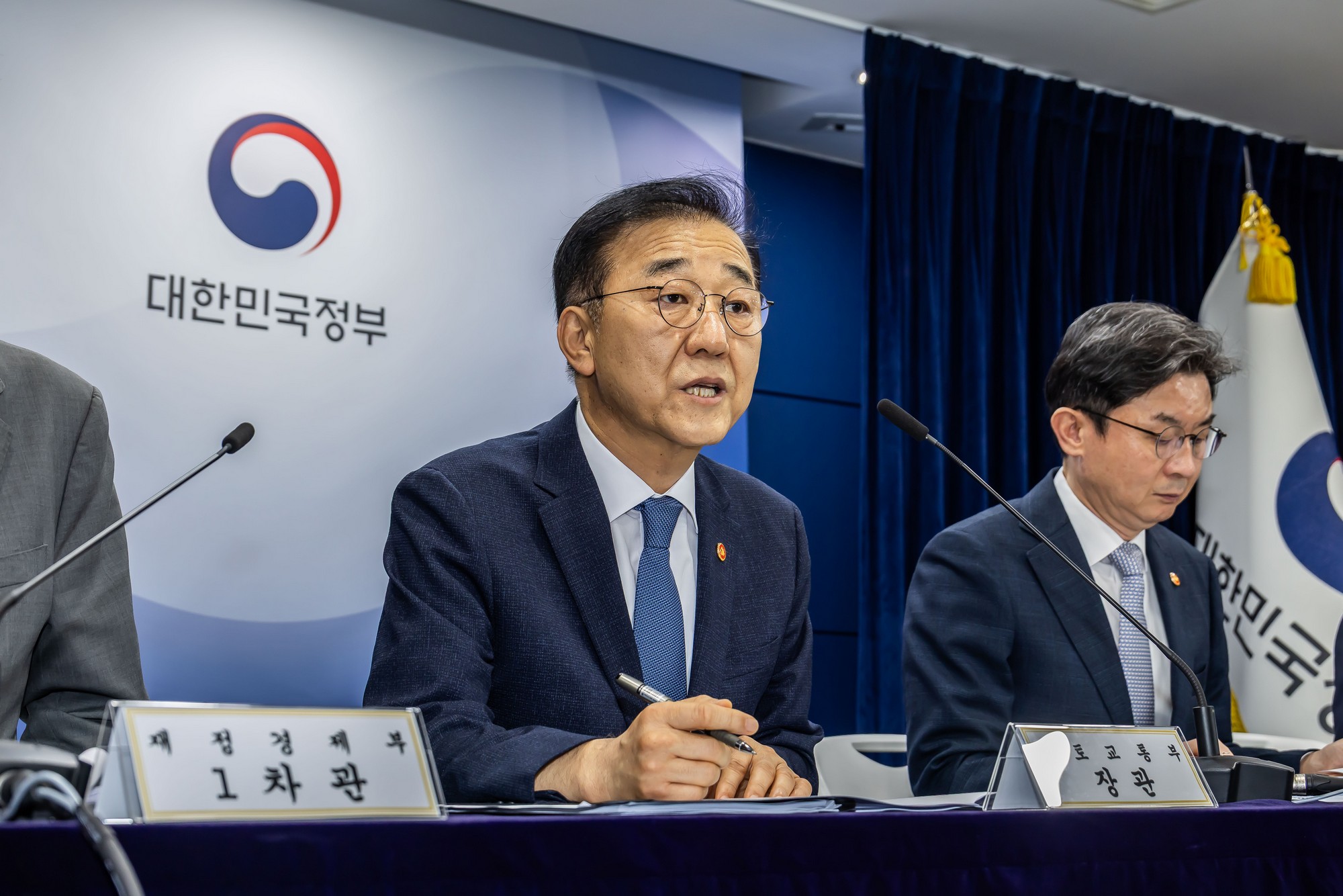 경제;부동산;정부;이재명정부;김윤덕국토교통부장관;김윤덕장관;이억원금융위원장;임기근국무조정실장;전월세및매매시장안정을위한주택신속공급방안;부동산시장안정을위한금융종합대책;정부합동브리핑