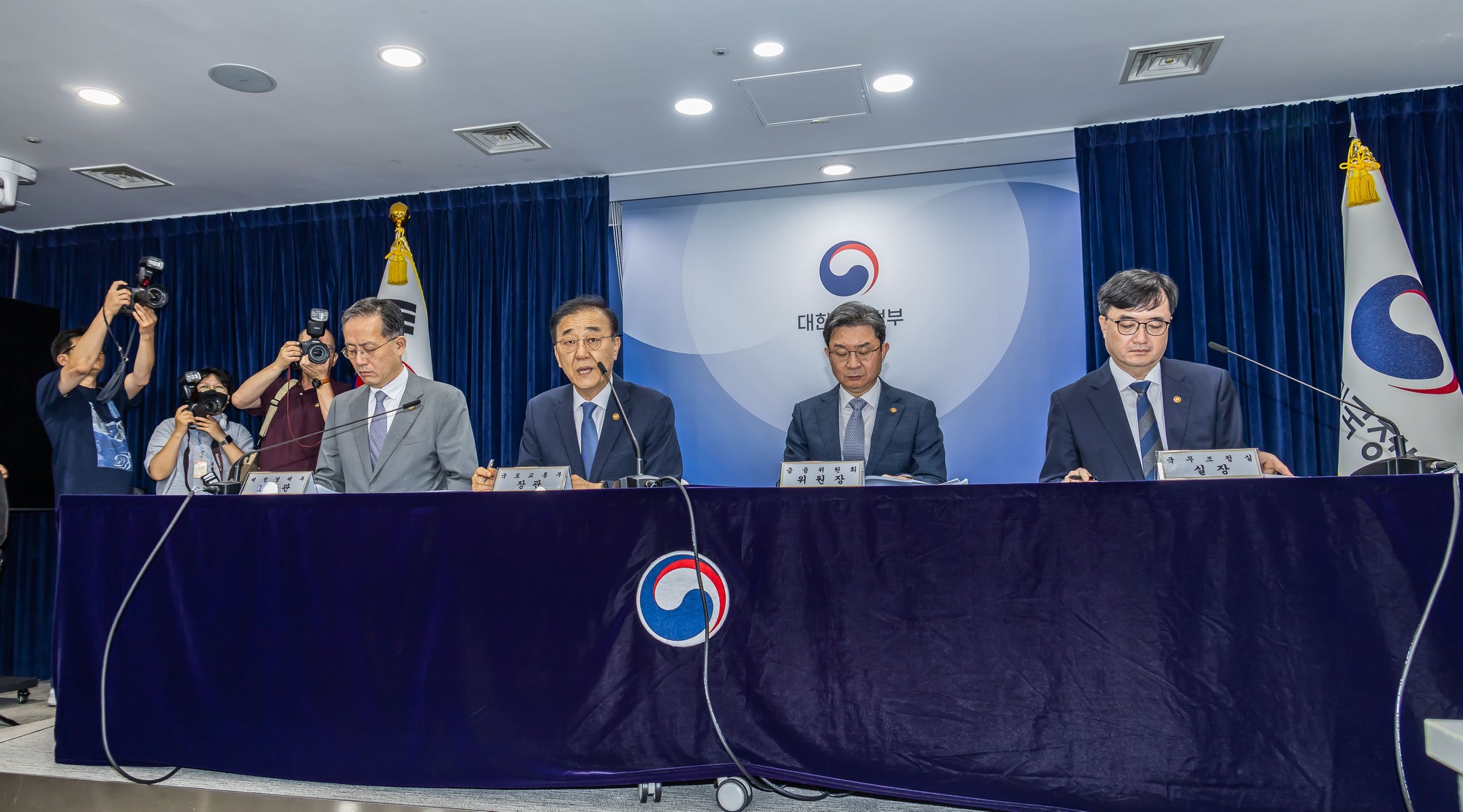 경제;부동산;정부;이재명정부;김윤덕국토교통부장관;김윤덕장관;이억원금융위원장;임기근국무조정실장;전월세및매매시장안정을위한주택신속공급방안;부동산시장안정을위한금융종합대책;정부합동브리핑