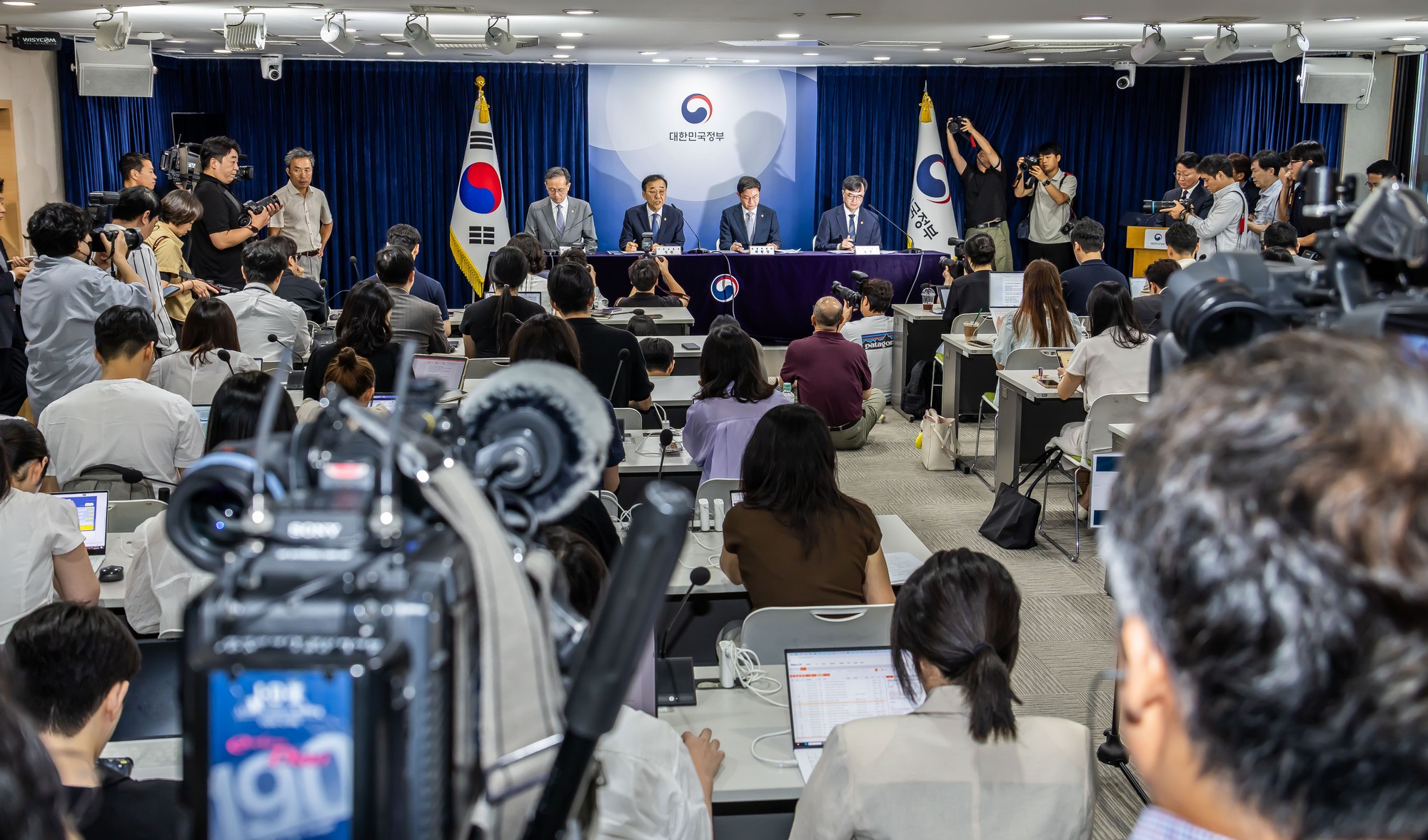 경제;부동산;정부;이재명정부;김윤덕국토교통부장관;김윤덕장관;이억원금융위원장;임기근국무조정실장;전월세및매매시장안정을위한주택신속공급방안;부동산시장안정을위한금융종합대책;정부합동브리핑