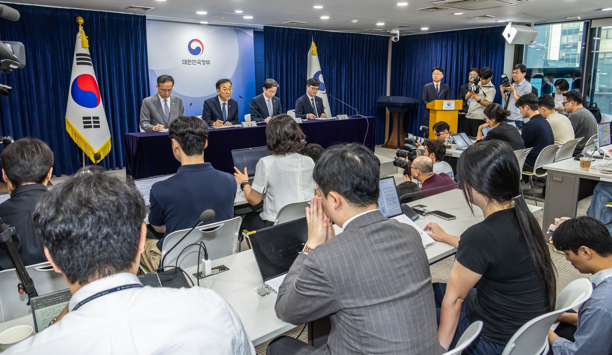 경제;부동산;정부;이재명정부;김윤덕국토교통부장관;김윤덕장관;이억원금융위원장;임기근국무조정실장;전월세및매매시장안정을위한주택신속공급방안;부동산시장안정을위한금융종합대책;정부합동브리핑