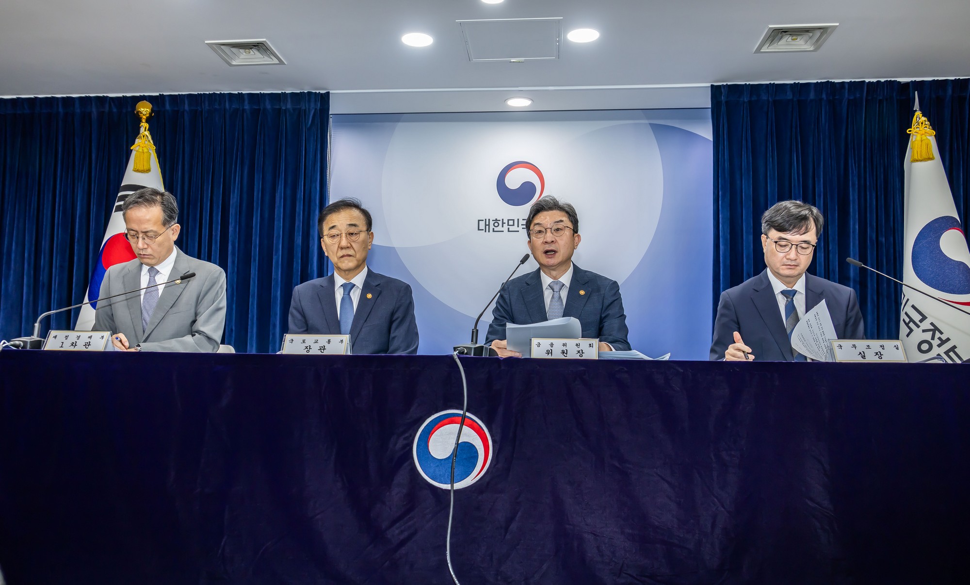 경제;부동산;정부;이재명정부;김윤덕국토교통부장관;김윤덕장관;이억원금융위원장;임기근국무조정실장;전월세및매매시장안정을위한주택신속공급방안;부동산시장안정을위한금융종합대책;정부합동브리핑