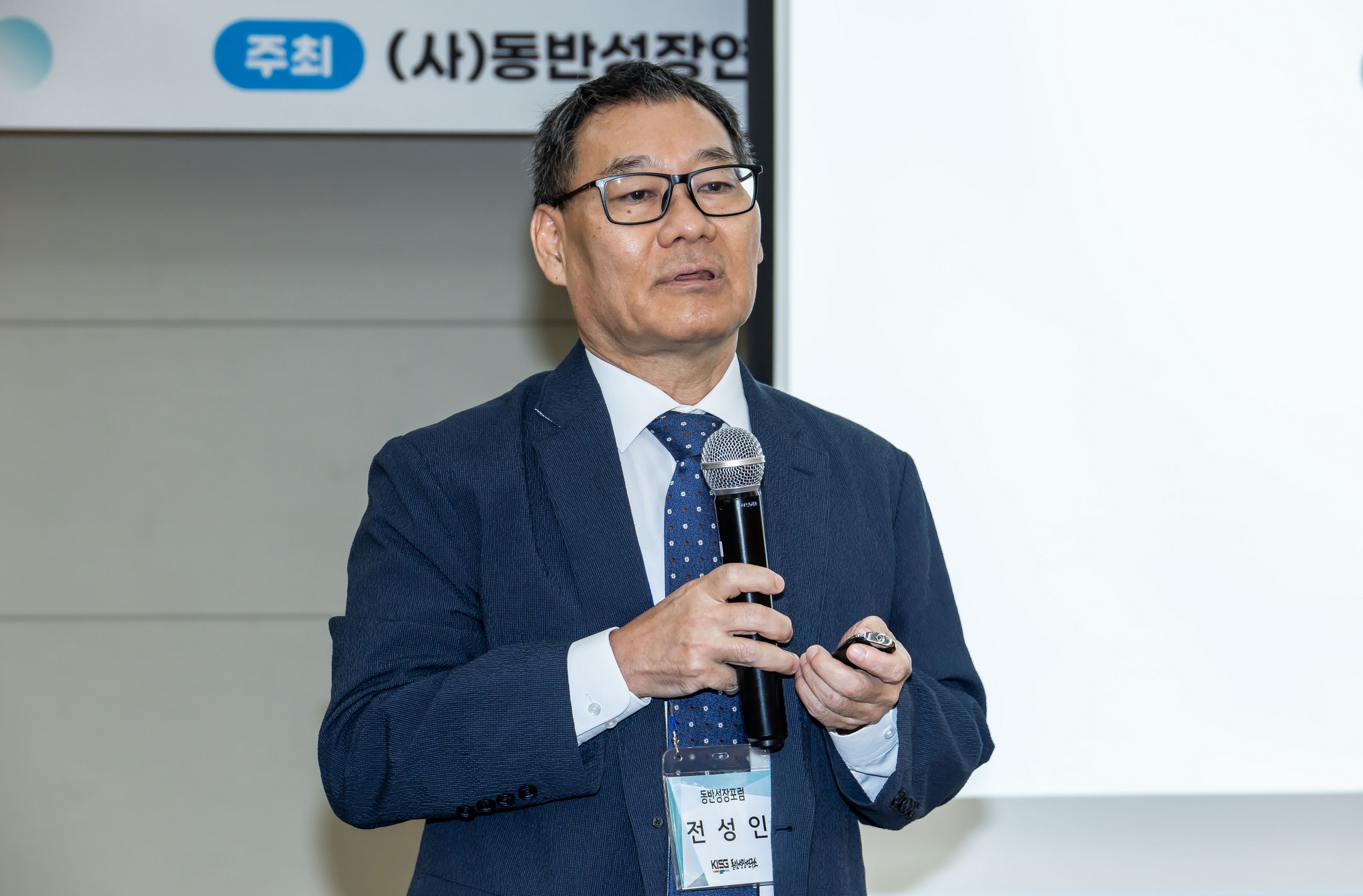 경제;행사;동반성장연구소;제131회동반성장포럼;정운찬;정운찬동반성장연구소이사장;전성인;전성인 홍익대학교 경제학부 교수;성과공유와 동반성장 삼성전자 노사교섭을 중심;서울대학교호암교수회관