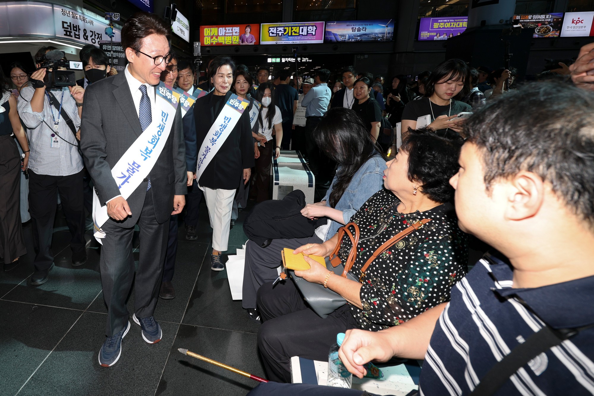 정치;정당;여당;더불어민주당;김민석;민주당;더불어민주당추석귀성인사;용산역;정당귀성인사;민주당추석귀성인사