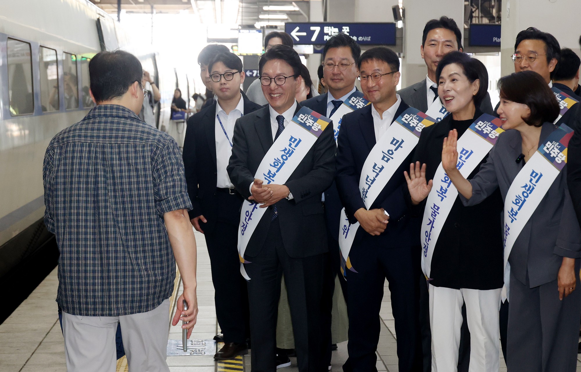 정치;정당;여당;더불어민주당;김민석;민주당;더불어민주당추석귀성인사;용산역;정당귀성인사;민주당추석귀성인사