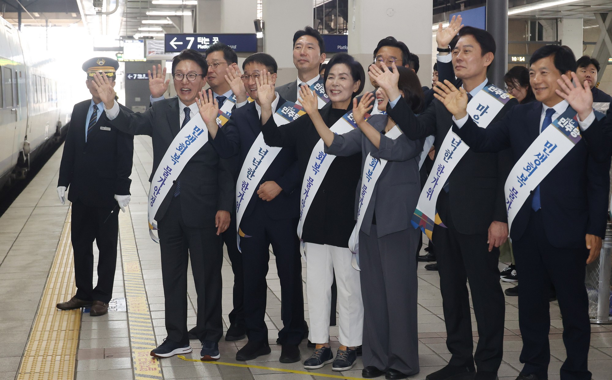 정치;정당;여당;더불어민주당;김민석;민주당;더불어민주당추석귀성인사;용산역;정당귀성인사;민주당추석귀성인사